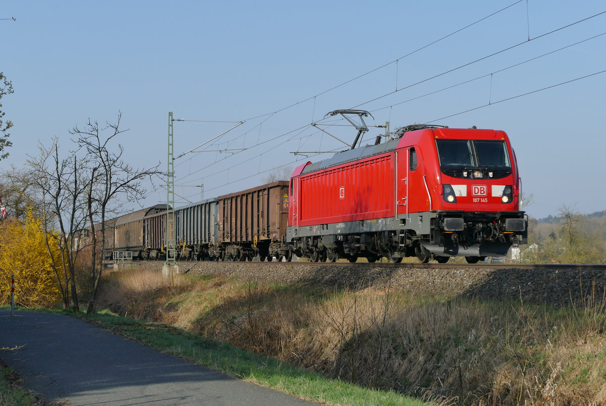 10. April 2018, Lok 187 145 fährt mit einem Güterzug zwischen Oberlangenstadt und Küps in Richtung Saalfeld.