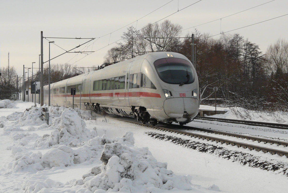 10. Dezember 2010, ICE 1208 München Hbf - Berlin Gesundbrunnen fährt durch Küps Der ICE-Betrieb auf der Frankenwaldbahn begann im Mai 2000 und endete mit der Fertigstellung der Schnellfahrstrecke Erfurt - Ebensfeld im Jahr 2018.