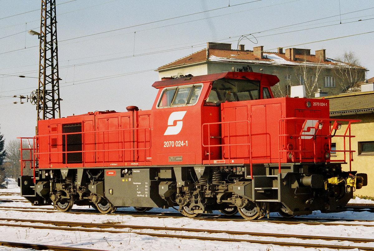 10. Februar 2005, im Bahnhof St. Pölten steht Lok 2070 024 der ÖBB. 
