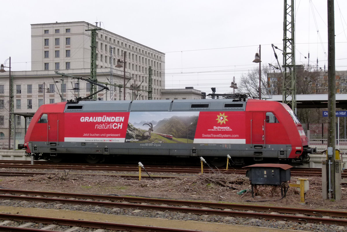 10. Februar 2016, Dresden Hauptbahnhof. Vor der Kulisse der ehemaligen Hochschule für Verkehrswesen wirbt Lok 101 017 an diesem grauen Tag für eine Reise nach Graubünden. Schade, ich hatte gerade keine Zeit.