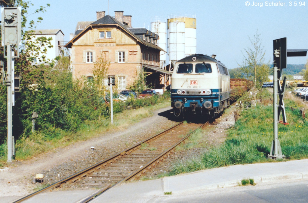 10 Jahre später wirkte der Bahnhof Schlüsselfeld verwahrloster. Das große Baywa-Lagerhaus musste Parkplätzen der Firma VD Dennert weichen. (218 408 am 3.5.94)
