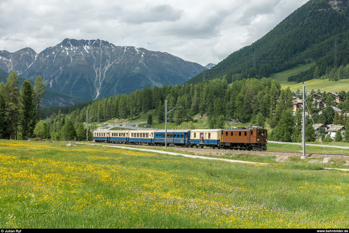 10 Jahre UNESCO Welterbe RhB. Bahnfestival am 9./10. Juni 2018 in Samedan und Pontresina. Zwischen den beiden Festplätzen wurden die Regelzüge durch Busse ersetzt und es verkehrten verschiedenste historische Kompositionen als Gratis-Festshuttle im Halbstundentakt.<br>
Samstag: Ge 4/6 353 mit Salonwagenzug zwischen Punt Muragl und Pontresina.