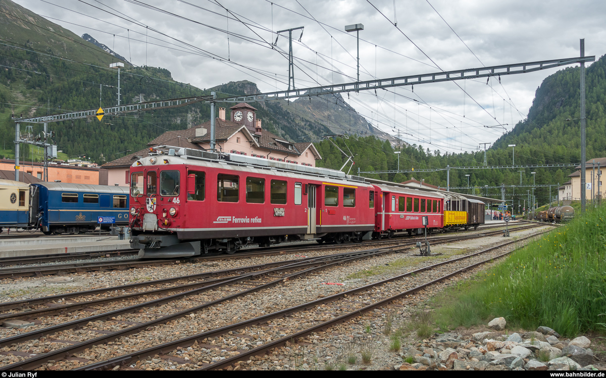 10 Jahre UNESCO Welterbe RhB. Bahnfestival am 9./10. Juni 2018 in Samedan und Pontresina. Zwischen den beiden Festplätzen wurden die Regelzüge durch Busse ersetzt und es verkehrten verschiedenste historische Kompositionen als Gratis-Festshuttle im Halbstundentakt.<br>
Samstag: ABe 4/4 46 mit Zug auf Rangierfahrt im Bahnhof Pontresina.
