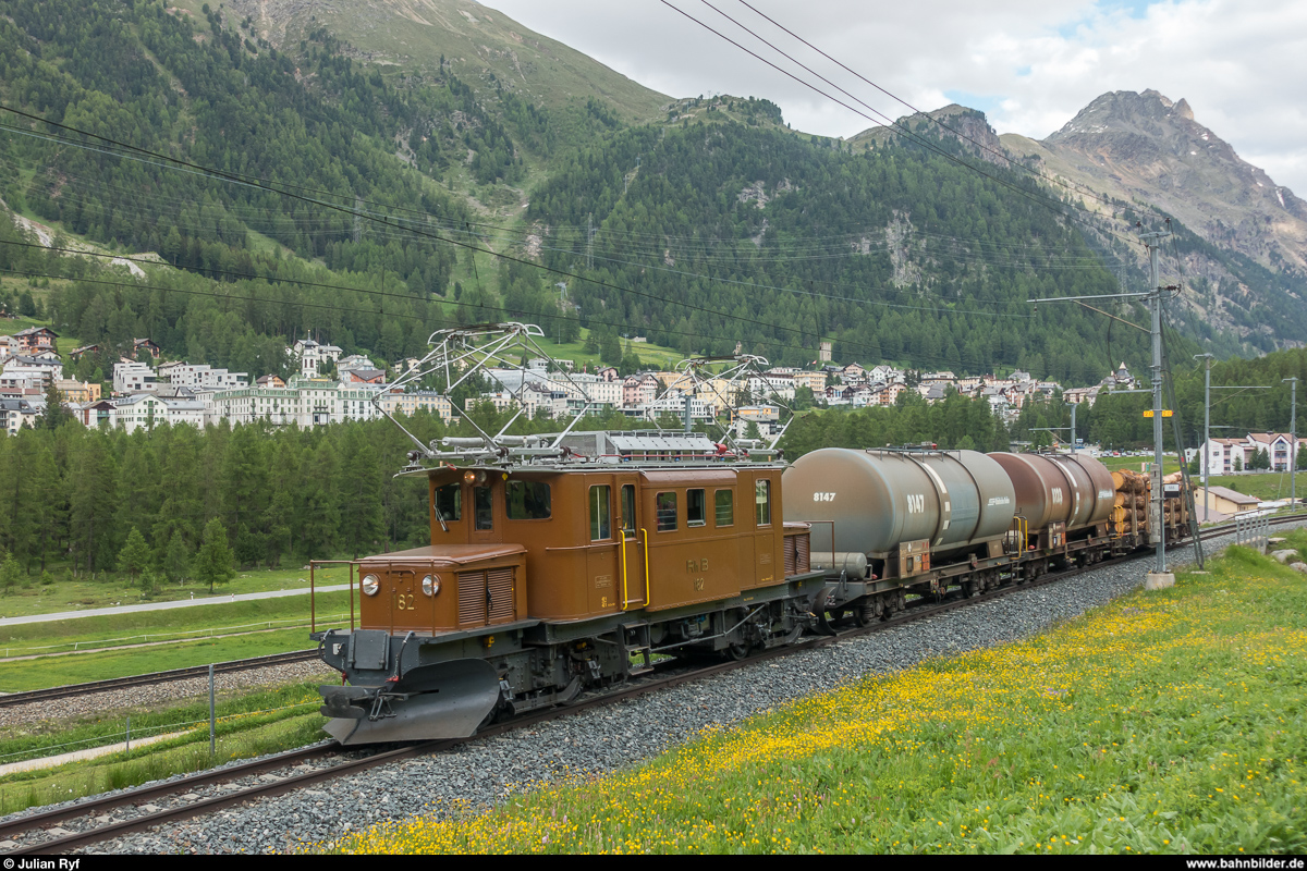 10 Jahre UNESCO Welterbe RhB. Bahnfestival am 9./10. Juni 2018 in Samedan und Pontresina. Zwischen den beiden Festplätzen wurden die Regelzüge durch Busse ersetzt und es verkehrten verschiedenste historische Kompositionen als Gratis-Festshuttle im Halbstundentakt.<br>
Am Samstagabend fand in Pontresina eine grosse Fahrzeugparade statt, von der hier nur die Kompositionen gezeigt werden sollen, welche nicht auch an anderer Stelle abgelichtet werden konnten. Das Bernina-Krokodil Ge 4/4 182 mit einem Güterzug mit den für die Berninabahn typischen Gütern Öl und Holz.