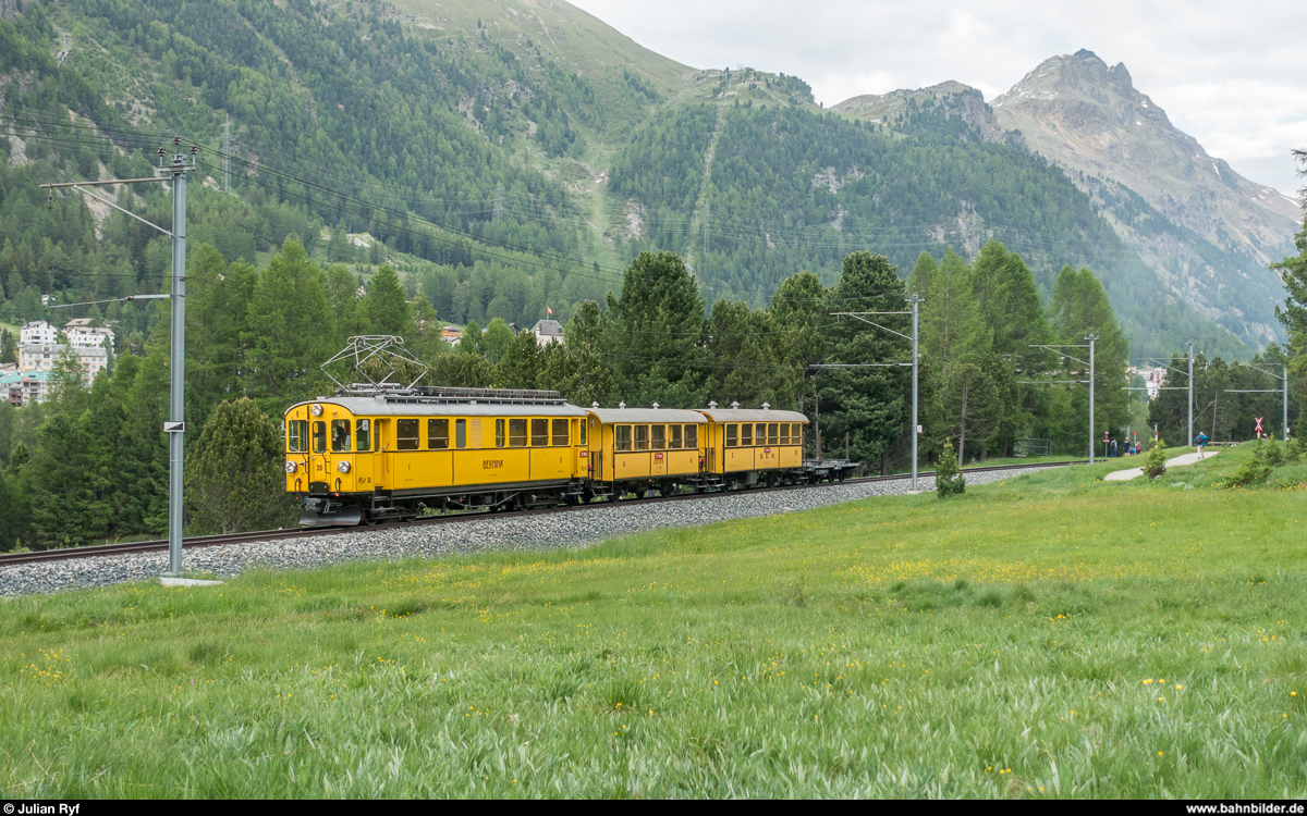 10 Jahre UNESCO Welterbe RhB. Bahnfestival am 9./10. Juni 2018 in Samedan und Pontresina. Zwischen den beiden Festplätzen wurden die Regelzüge durch Busse ersetzt und es verkehrten verschiedenste historische Kompositionen als Gratis-Festshuttle im Halbstundentakt.<br>
Am Samstagabend fand in Pontresina eine grosse Fahrzeugparade statt, von der hier nur die Kompositionen gezeigt werden sollen, welche nicht auch an anderer Stelle abgelichtet werden konnten. ABe 4/4 I 30 mit einem typischen Zug aus der Anfangszeit der damals noch eigenständigen Berninabahn.