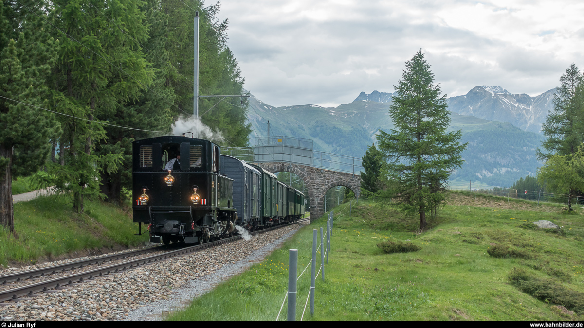 10 Jahre UNESCO Welterbe RhB. Bahnfestival am 9./10. Juni 2018 in Samedan und Pontresina. Zwischen den beiden Festplätzen wurden die Regelzüge durch Busse ersetzt und es verkehrten verschiedenste historische Kompositionen als Gratis-Festshuttle im Halbstundentakt.<br>
Samstag: G 3/4 11  Heidi  mit Personenzug zwischen Punt Muragl und Pontresina.