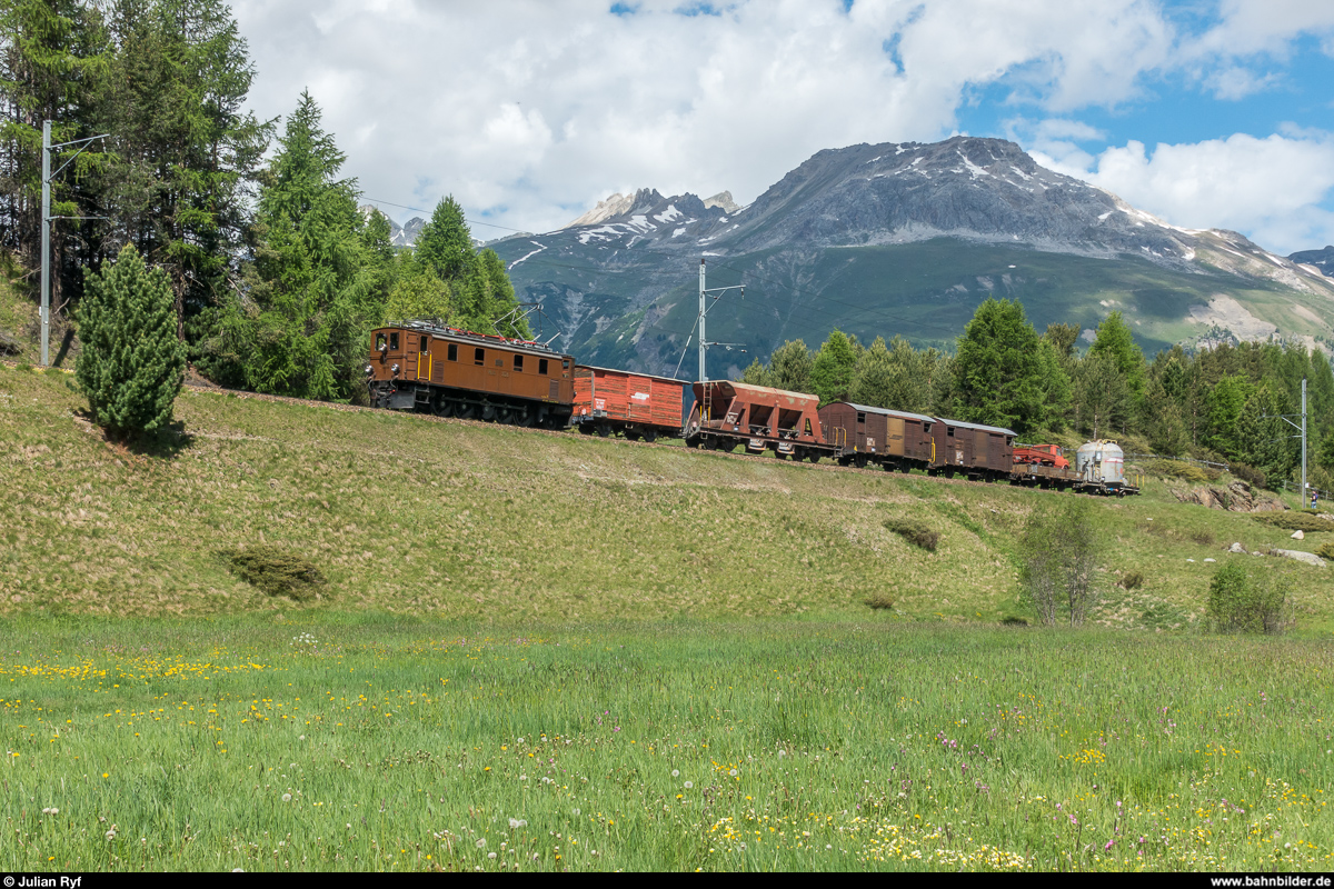 10 Jahre UNESCO Welterbe RhB. Bahnfestival am 9./10. Juni 2018 in Samedan und Pontresina. Zwischen den beiden Festplätzen wurden die Regelzüge durch Busse ersetzt und es verkehrten verschiedenste historische Kompositionen als Gratis-Festshuttle im Halbstundentakt.<br>
Sonntag: Am Sonntag verkehrten zusätzlich zu den Shuttlezügen auch noch Güterzüge für die Fotografen. Ge 4/6 353 mit Güterzug zwischen Punt Muragl und Pontresina.