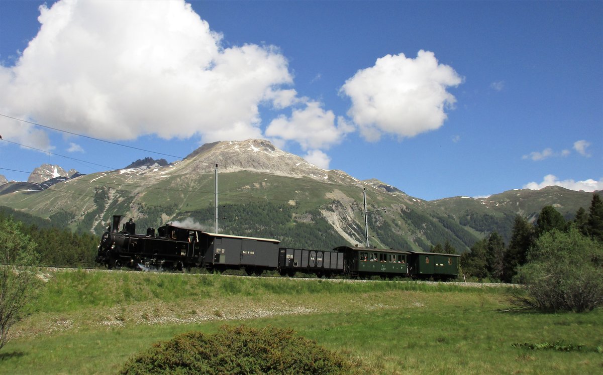 10 Jahre UNESCO Welterbe RhB
Bahnfestival am 9. und 10. Juni 2018 in Samedan und Pontresina:
Die G 3/4 Nr. 11  Heidi  war am Samstag, 9. Juni mit einem Dampfshuttlezug von Samedan nach Pontresina zwischen Punt Muragl und Pontresina unterwegs.
