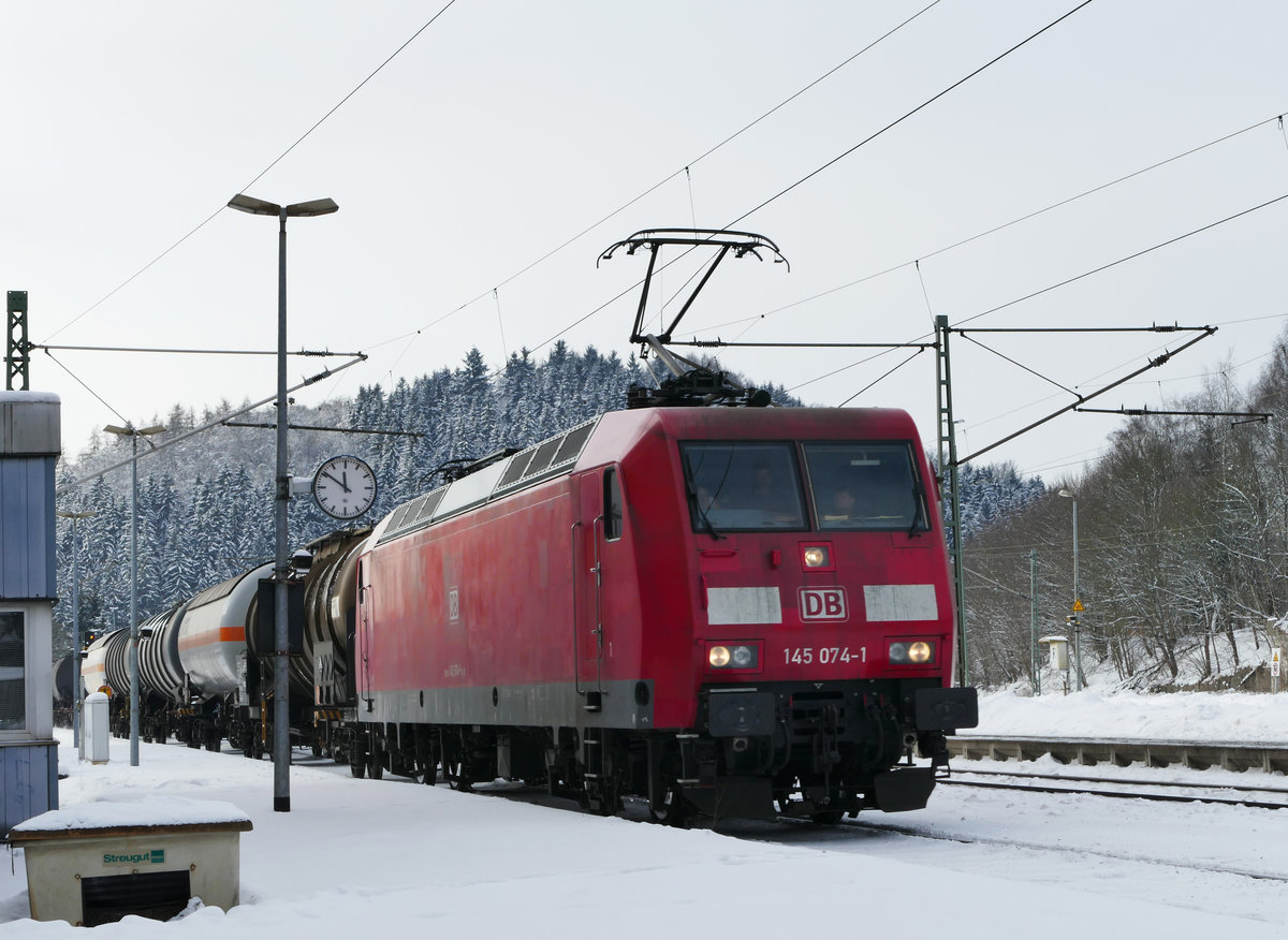 10. Januar 2017, Ein Güterzug in Richtung Saalfeld fährt in den Bahnhof Pressig-Rothenkirchen ein. Für die Fahrt über den Berg wird er Schiebehilfe bekommen.