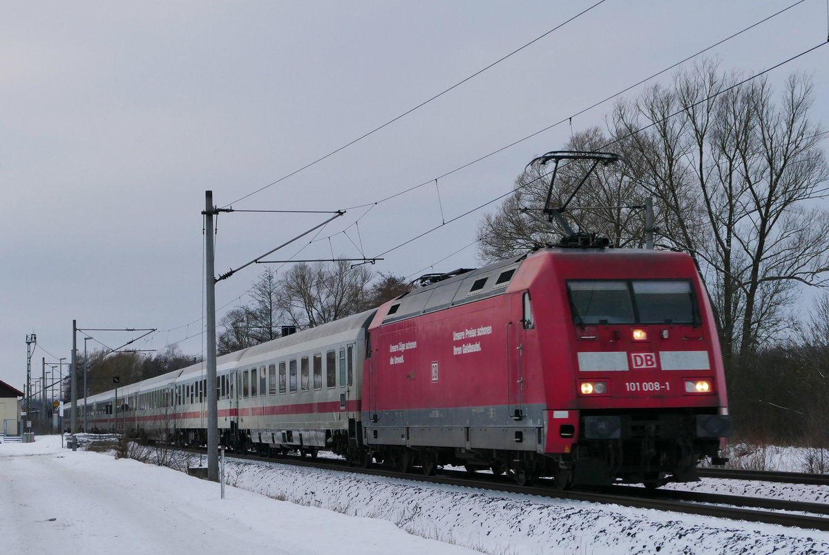 10. Januar 2017, IC 2302 München - Berlin fährt durch den Haltepunkt Küps. Zuglok ist 101 008, 120 143 schiebt nach.