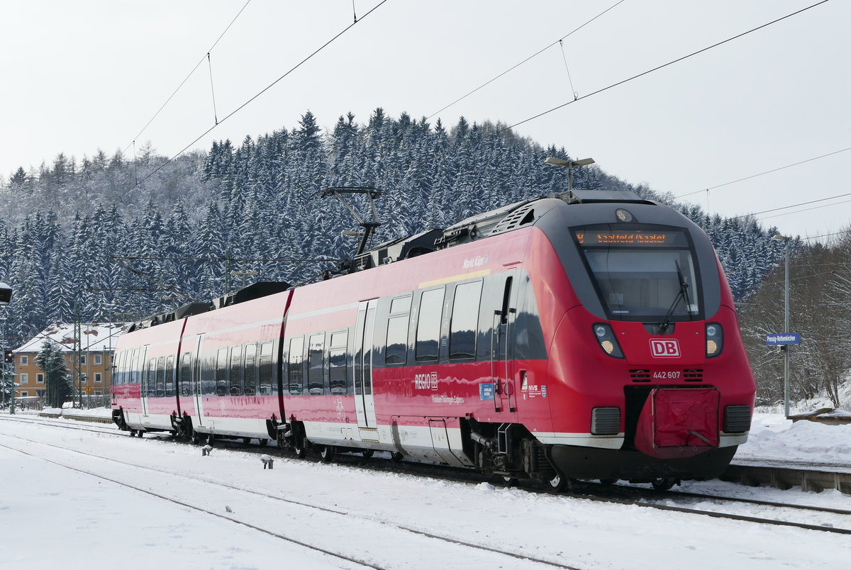 10. Januar 2017, RB 59350 Bamberg - Saalfeld fährt in den Bahnhof Pressig-Rothenkirchen ein.
