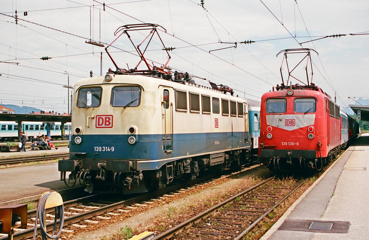 10. Juli 1999, im Banhhof Freilassing stehen rechts E3519 nach Salzburg und daneben der Nahverkehrszug nach Berchtesgaden.