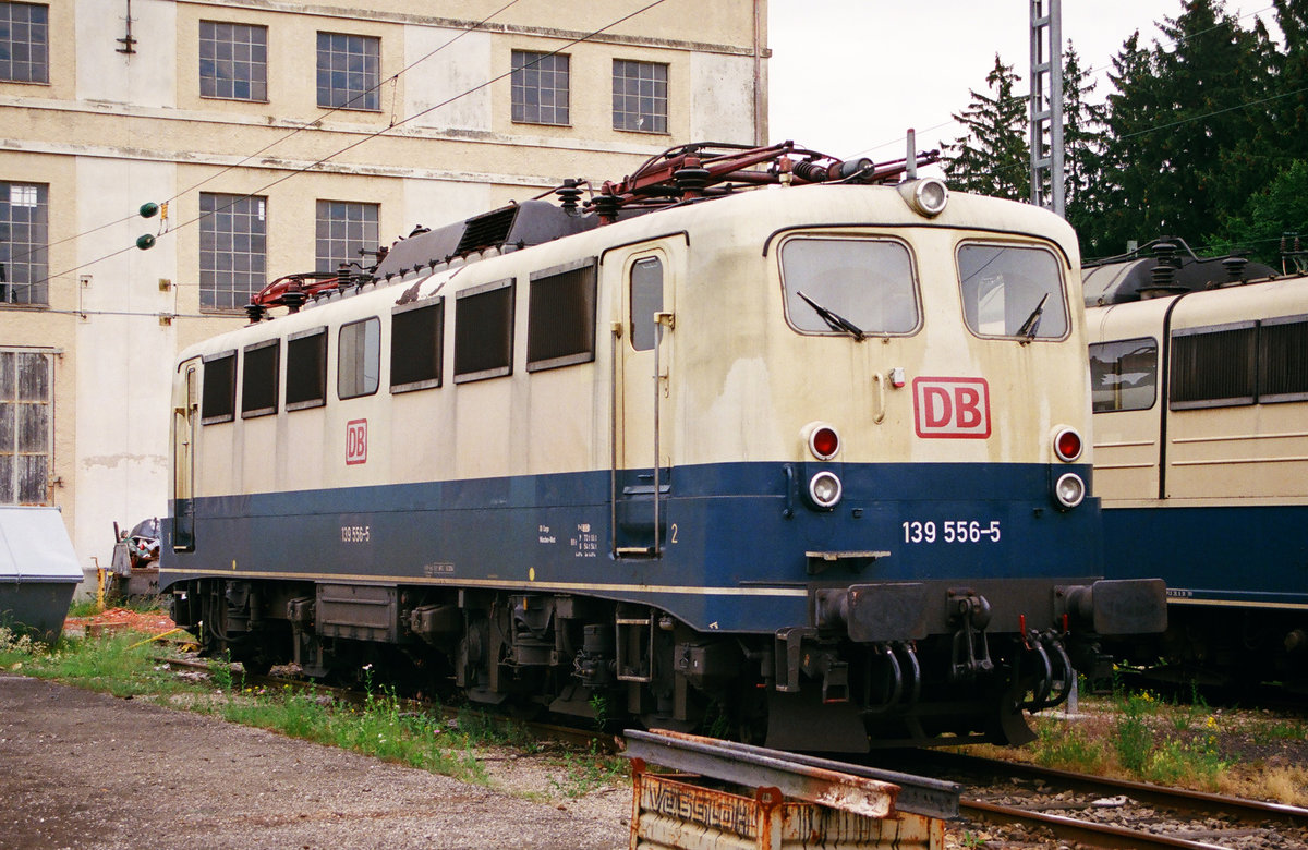 10. Juli 1999, vor der ehemaligen Lokwartungshalle des Bw Freilassing steht Lok 139 556. Das Gebäude diente damals  der Zwischenlagerung von Müll, man musste nur der Nase nachgehen, um die Lok zu finden. Heute gehört es dank Bürgerinitiative und Bürgermeister-Engagement zum Komplex der  Lokwelt Freilassing .