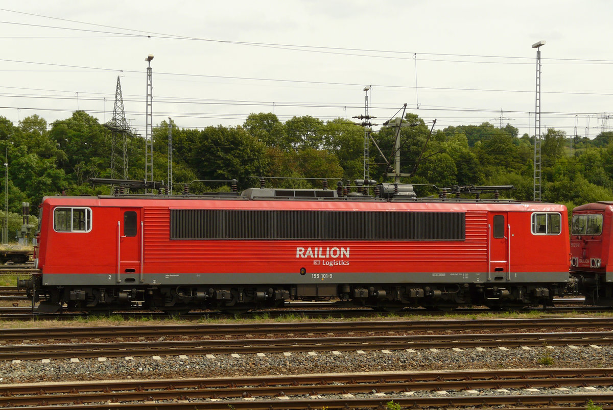 10. Juli 2008, Lok 155 101 wartet in Saalfeld auf den nächsten Einsatz auf der Strecke der Frankenwaldbahn. Ich habe sie kurze Zeit später in Pressig-Rothenkirchen wiedergesehen.