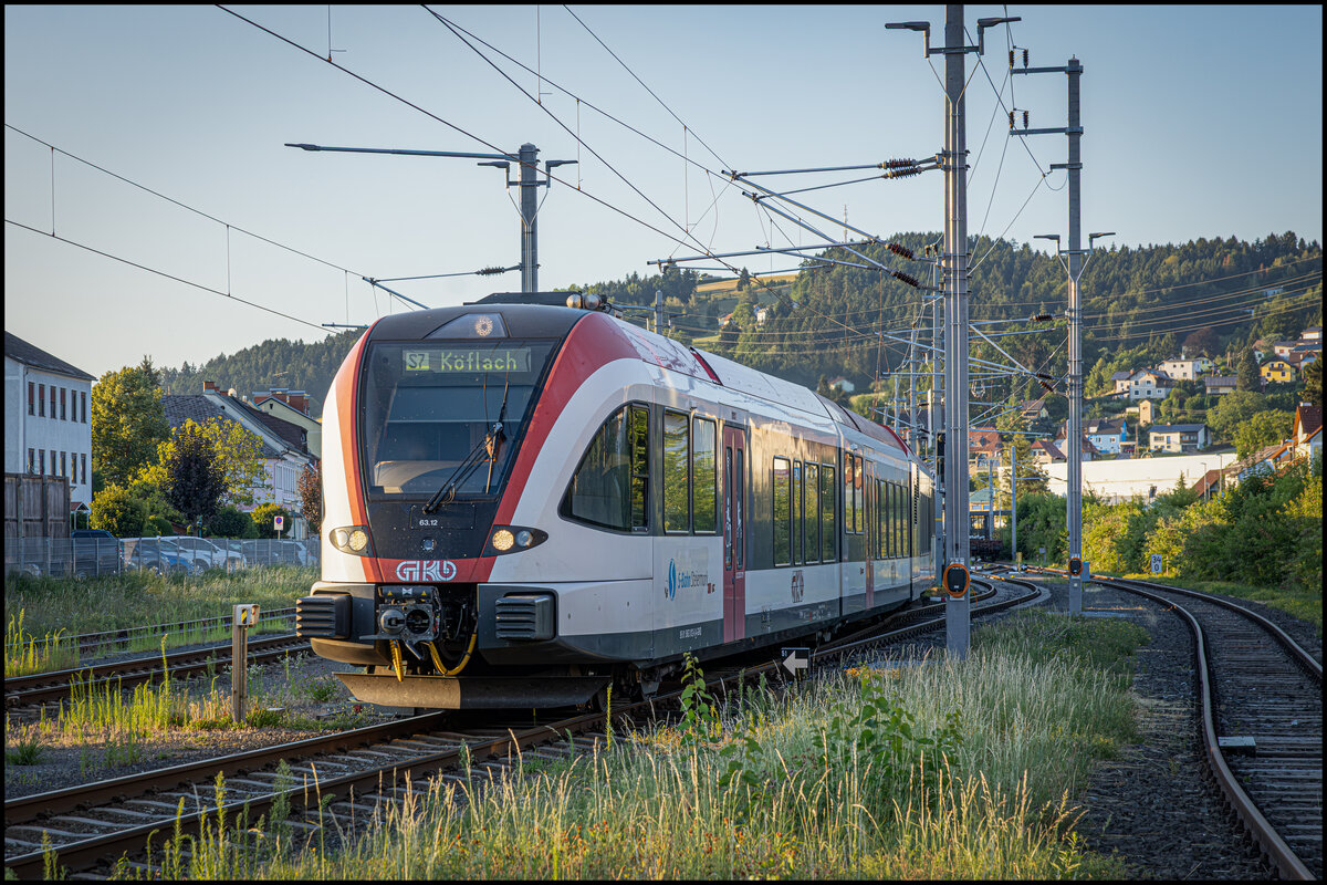 10 Juli 2026 , der letzte Betriebstag vor einer  Baubedingten Sommersperre am K�flacher Ast der Steirischen Westbahn ( GKB ) . Ein GTW 2/8 verl�sst den Bahnhof Voitsberg in Richtung K�flach 