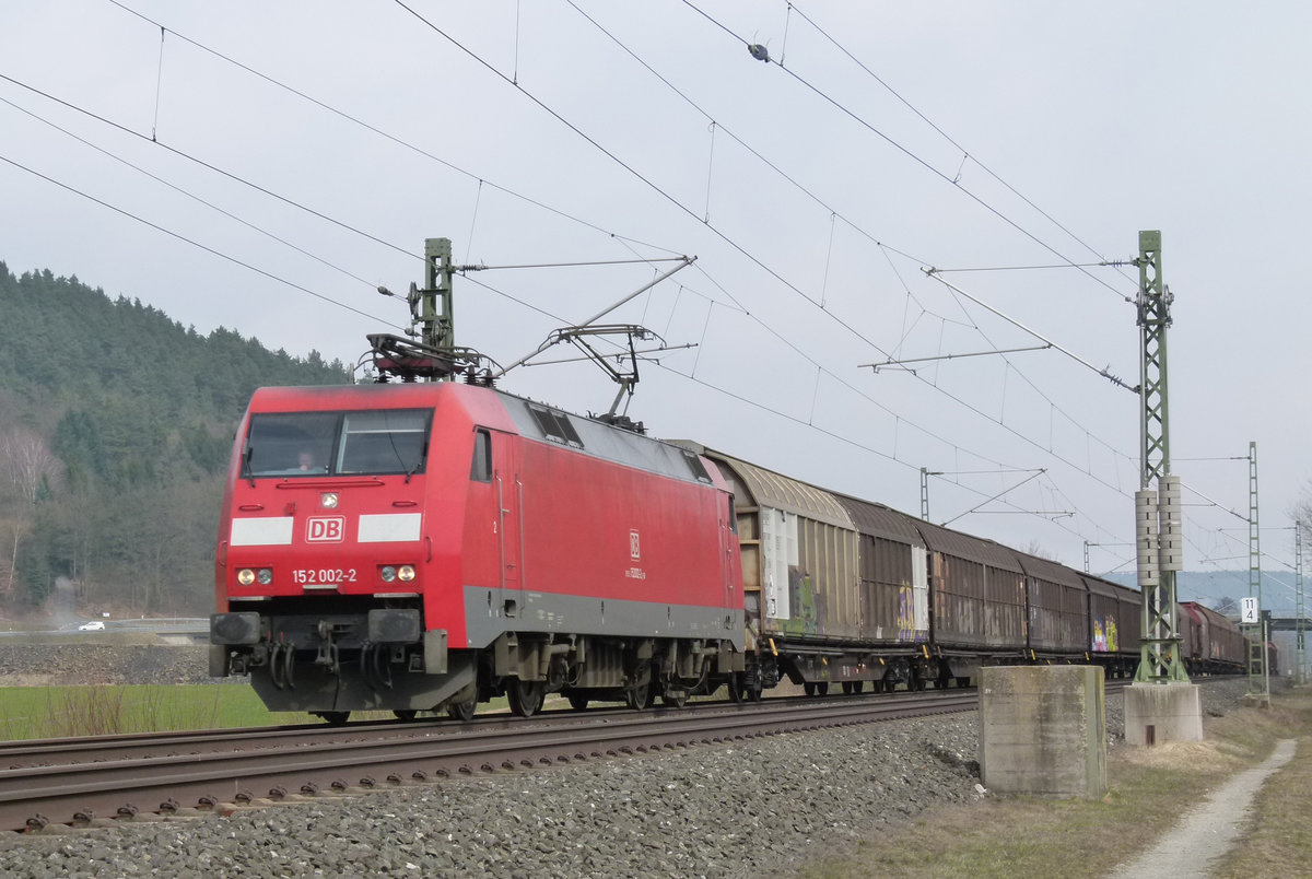 10. März 2015, Bei Johannisthal fährt ein Güterzug aus Saalfeld in Richtung Lichtenfels.