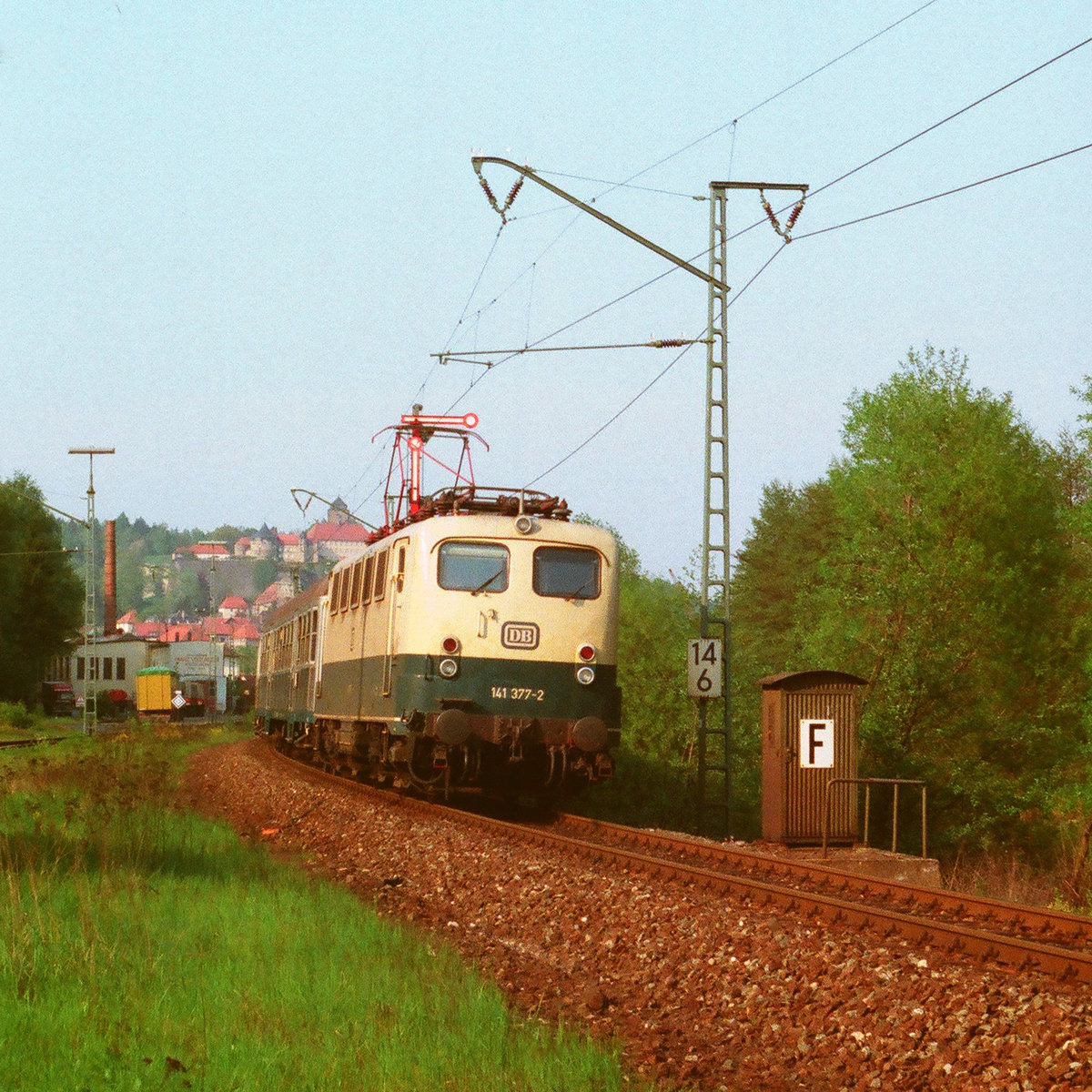 10. Mai 1988, ein Nahverkehrszug Ludwigstadt - Lichtenfels, bespannt mit 141 377-2, verlässt Kronach auf der noch eingleisigen Strecke und ohne Spitzenlicht.