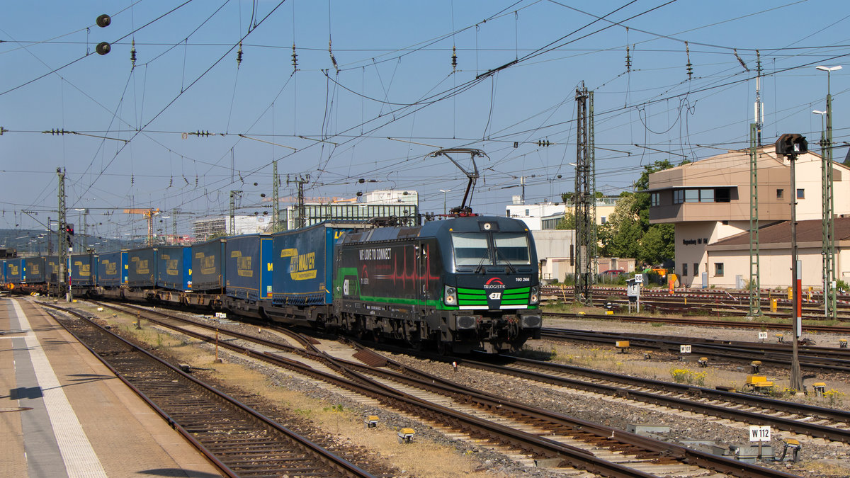 10. Mai 2018 im Bahnhof Regensburg. 193 266-4 ist mit einem Lkw-Walter-Zug unterwegs. 