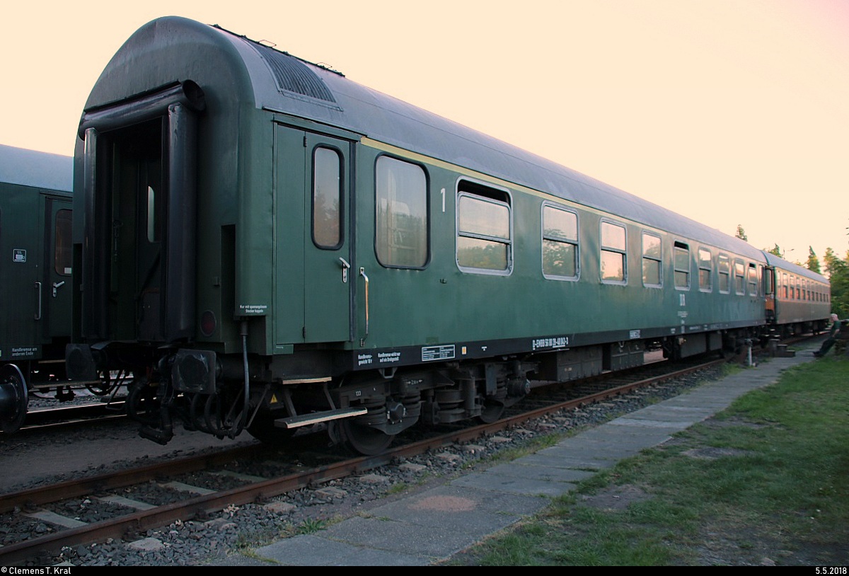 10. Museumsnacht Halle (Saale) und Leipzig: Besuch von 4 Eisenbahnmuseen am 5. Mai 2018 von 18:00 bis 0:00 Uhr.
Blick auf einen Schnellzugwagen  ABme  Typ Y (56 80 39-40 043-3 D-EMBB | ex DR 51 50 39-40 043-4) des Verein Eisenbahnmuseum Bayerischer Bahnhof zu Leipzig e.V., der im Eisenbahnmuseum Leipzig-Plagwitz steht. [5.5.2018 | 20:03 Uhr]