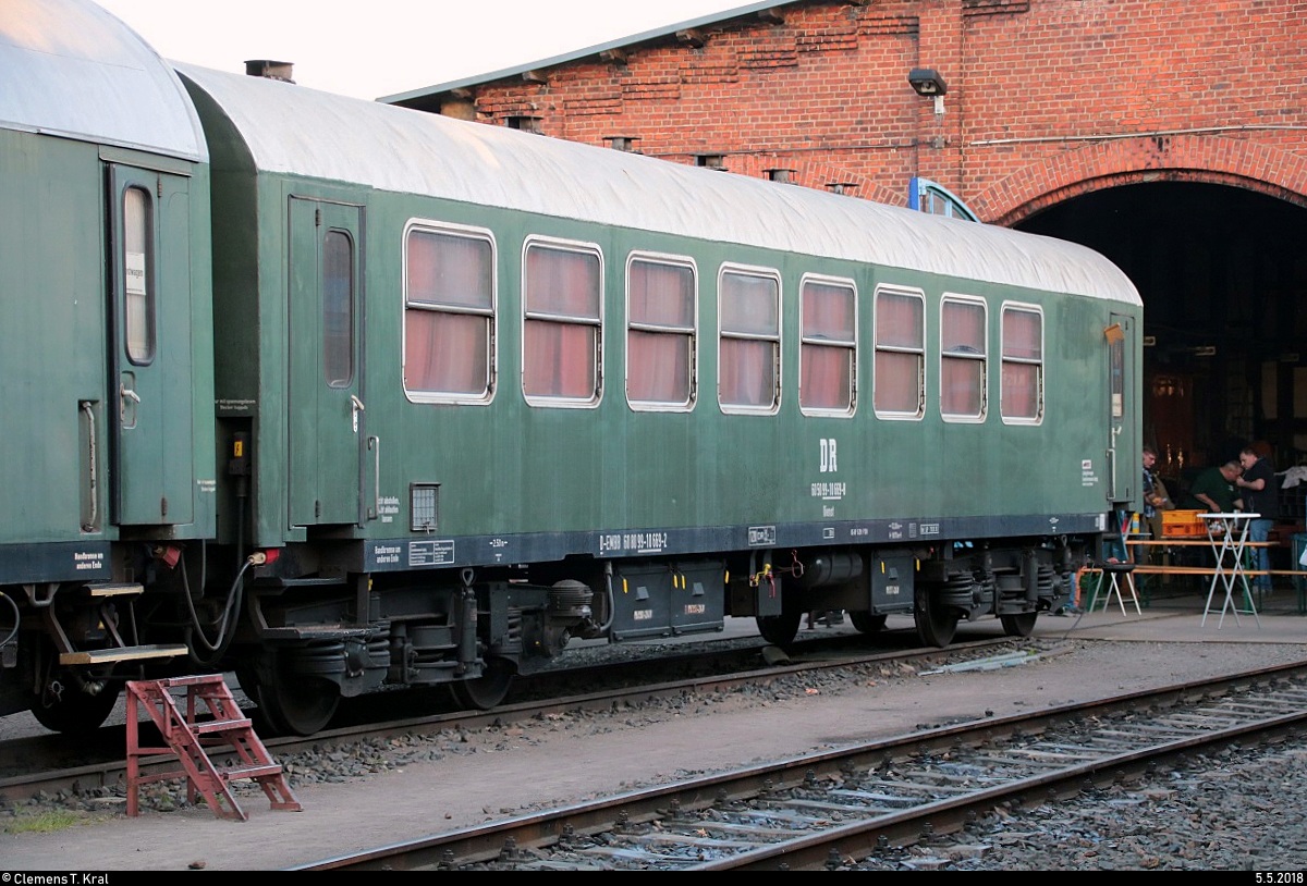 10. Museumsnacht Halle (Saale) und Leipzig: Besuch von 4 Eisenbahnmuseen am 5. Mai 2018 von 18:00 bis 0:00 Uhr.
Blick auf einen Dienstwagen (ex DR 60 50 99-10 669-8) des Verein Eisenbahnmuseum Bayerischer Bahnhof zu Leipzig e.V., der im Eisenbahnmuseum Leipzig-Plagwitz steht. Eine andere Perspektive war aufgrund der Besucher nicht möglich. [5.5.2018 | 20:16 Uhr]