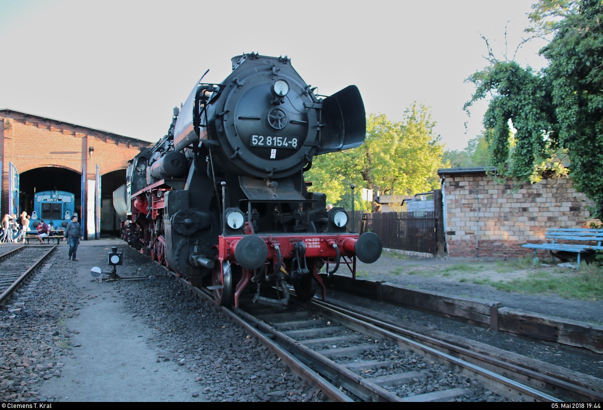 10. Museumsnacht Halle (Saale) und Leipzig: Besuch von 4 Eisenbahnmuseen am 5. Mai 2018 von 18:00 bis 0:00 Uhr.
52 8154-8 des Verein Eisenbahnmuseum Bayerischer Bahnhof zu Leipzig e.V. steht für Besichtigungen und Erläuterungen des Führerstands im Eisenbahnmuseum Leipzig-Plagwitz.
[5.5.2018 | 19:44 Uhr]