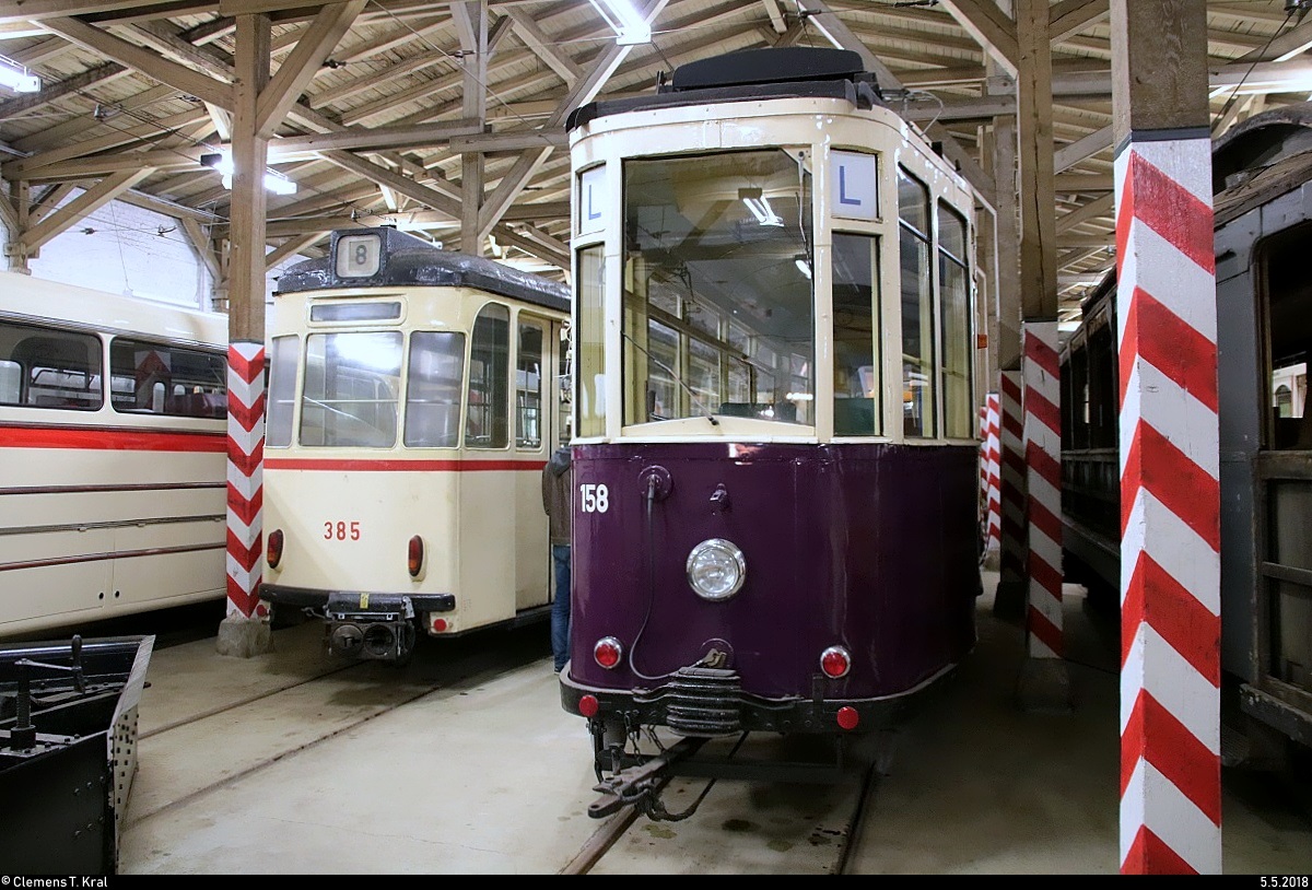 10. Museumsnacht Halle (Saale) und Leipzig: Besuch von 4 Eisenbahnmuseen am 5. Mai 2018 von 18:00 bis 0:00 Uhr.
Blick auf Beiwagen 385 des Typs B2-62 (1965 | Hersteller: VEB Waggonbau Gotha) und Triebwagen 158 (1926 | Hersteller: Gothaer Waggonfabrik/Siemens-Schuckertwerke AG Berlin) der Halleschen Straßenbahnfreunde e.V., die im Historischen Straßenbahndepot Halle (Saale) stehen.
[5.5.2018 | 23:43 Uhr]