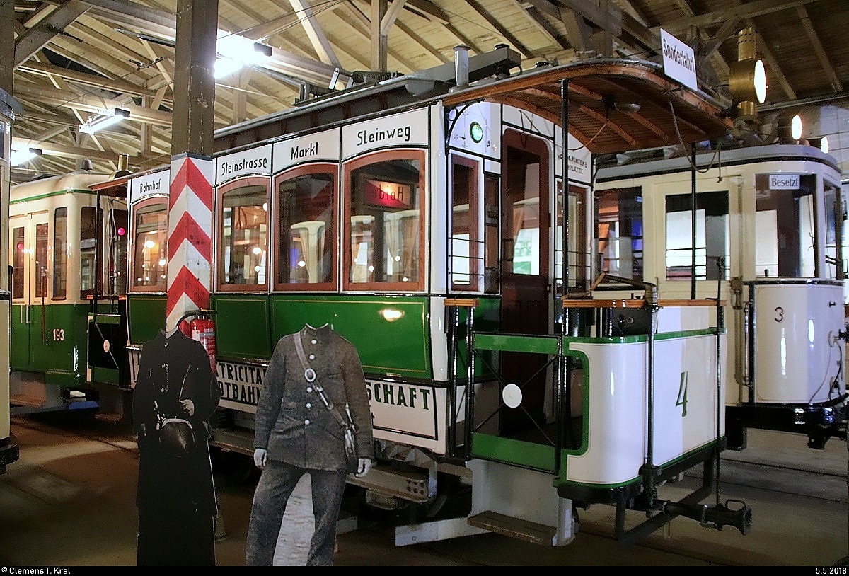 10. Museumsnacht Halle (Saale) und Leipzig: Besuch von 4 Eisenbahnmuseen am 5. Mai 2018 von 18:00 bis 0:00 Uhr.
Blick auf Triebwagen 4 (1894 | Hersteller: P. Herbrand & Co. Köln/Allgemeine Elektrizitäts-Gesellschaft) der Halleschen Straßenbahnfreunde e.V., der im Historischen Straßenbahndepot Halle (Saale) hinter ein wenig Beiwerk steht.
[5.5.2018 | 23:44 Uhr]