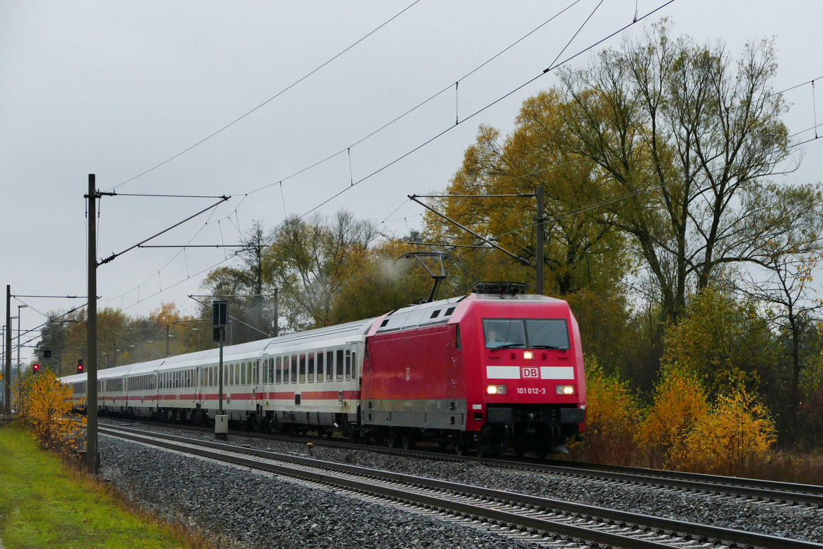 10. November 2016, IC 2302 München - Berlin, geführt von 101 012, fährt heute auf dem  falschen Gleis  durch Küps. Grund war die zeitliche Nähe zu RB 59346.
