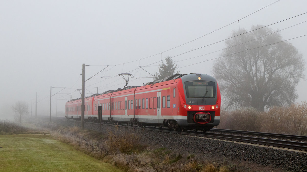 10. November 2019 nähe Laubenzedel: Frühnebel umschleiert 440 821-7, der auf dem Weg nach Treuchtlingen gewesen sein dürfte. 