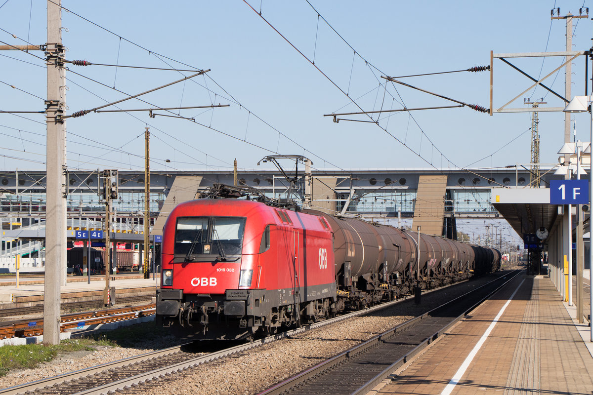 10. Oktober 2018 im Hbf Wels: 1016 032-5 durchfährt den Bahnhog gerade mit einem schönen Kesselzug.