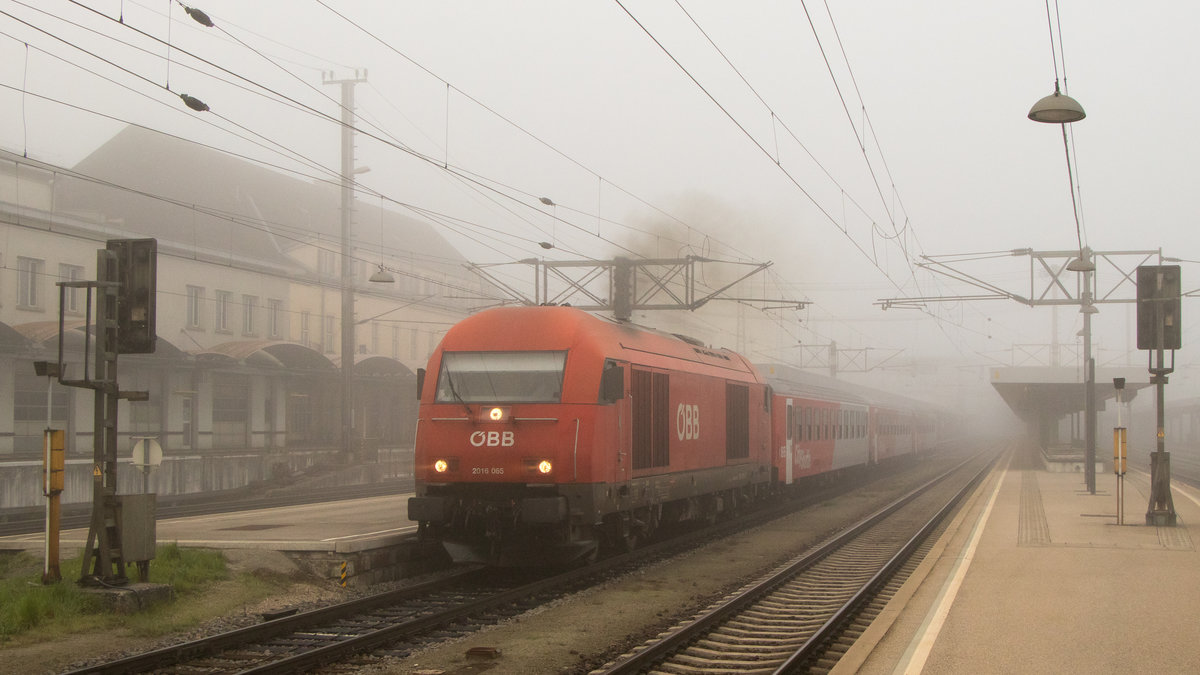 10. Oktober 2018 im Hbf Wels: 2016 065-2 fährt im Frühnebel gen Osten. 