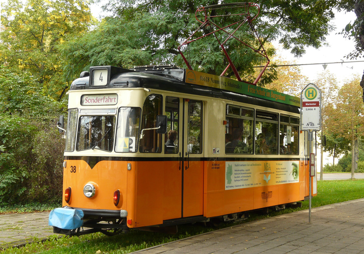 10. September 2010, Naumburger Straßenbahn. Triebwagen Gotha T57 Bj. 1960 befindet sich nach dem Einsatz bei mehreren Vorbesitzern seit 20.02.2003 Naumburg. Hier steht er in der Nähe des Depots am Marienplatz.