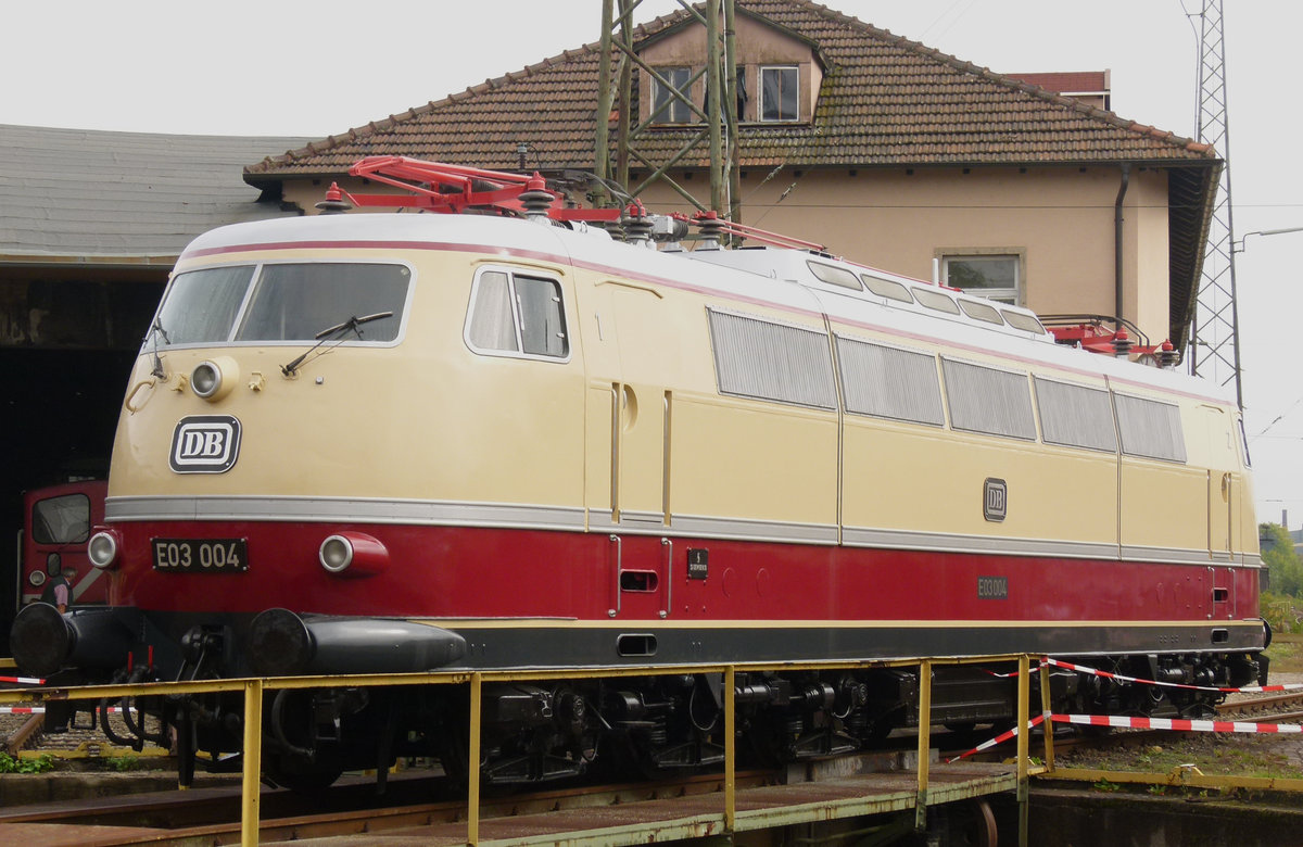10. September 2011, Zum ersten (mir bekannten) Mal öffnete der Lichtenfelser Lokschuppen als Depot des Verkehrsmuseums Nürnberg seine Tore für Besucher. Die Vorserienlok E03 004 ist nur äußerlich aufgearbeitet.