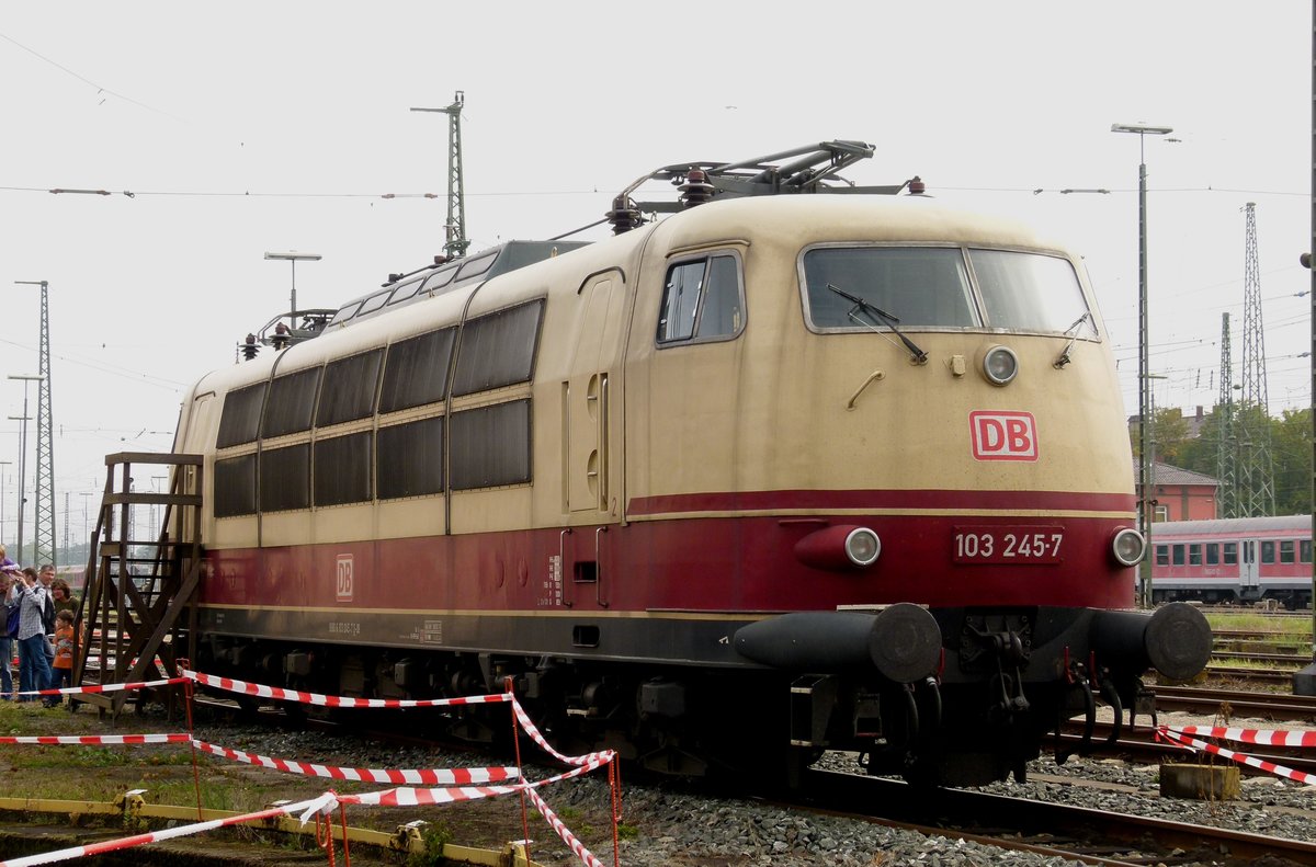 10. September 2011, Zum ersten (mir bekannten) Mal öffnete der Lichtenfelser Lokschuppen als Depot des Verkehrsmuseums Nürnberg seine Tore für Besucher. Die betriebsfähige Lok 103 245 kam als Gast aus München.