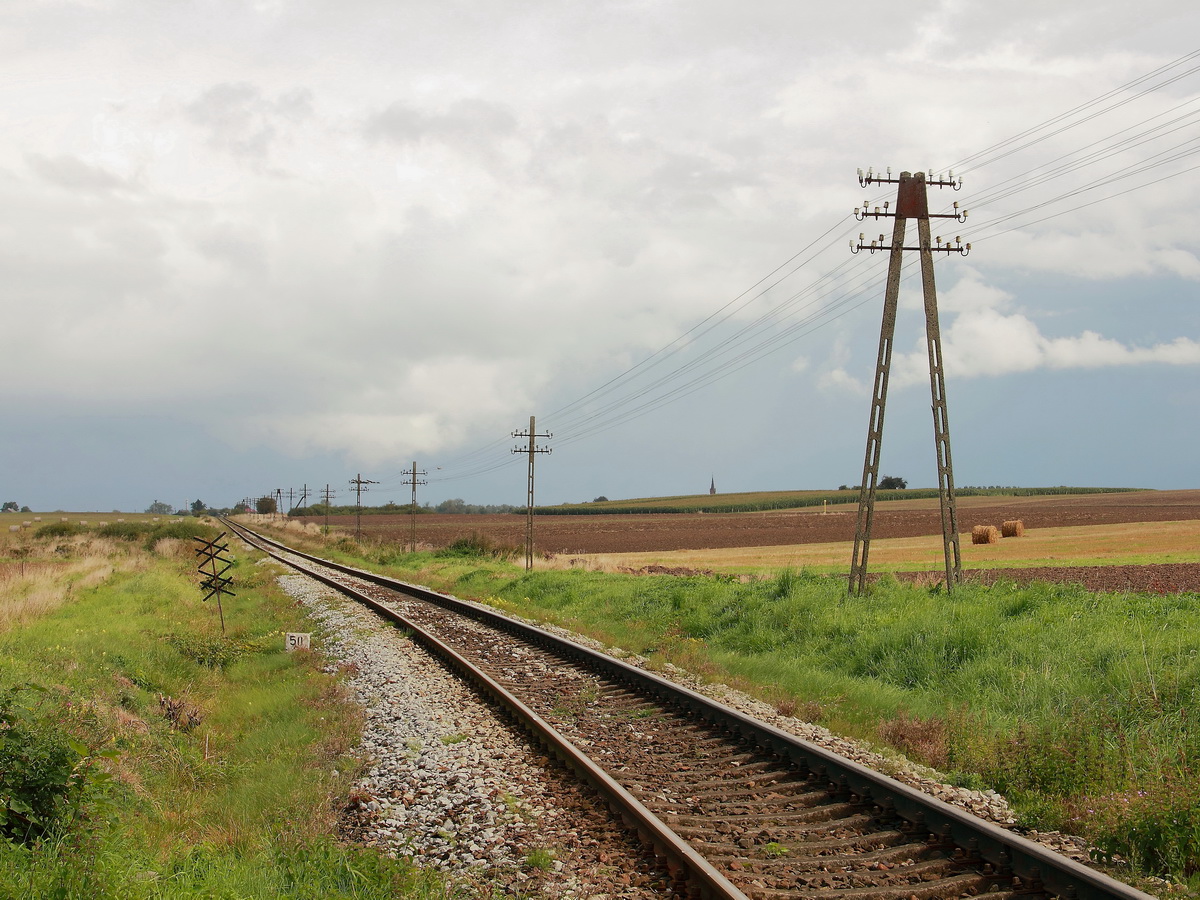 10 September 2014, Blick auf die Bahnstrecke Koszalin–Goleniów hier  zwischen Stary Borek im Landkreis  Kołobrzeski  und Kolobrzeg (Kolberg).