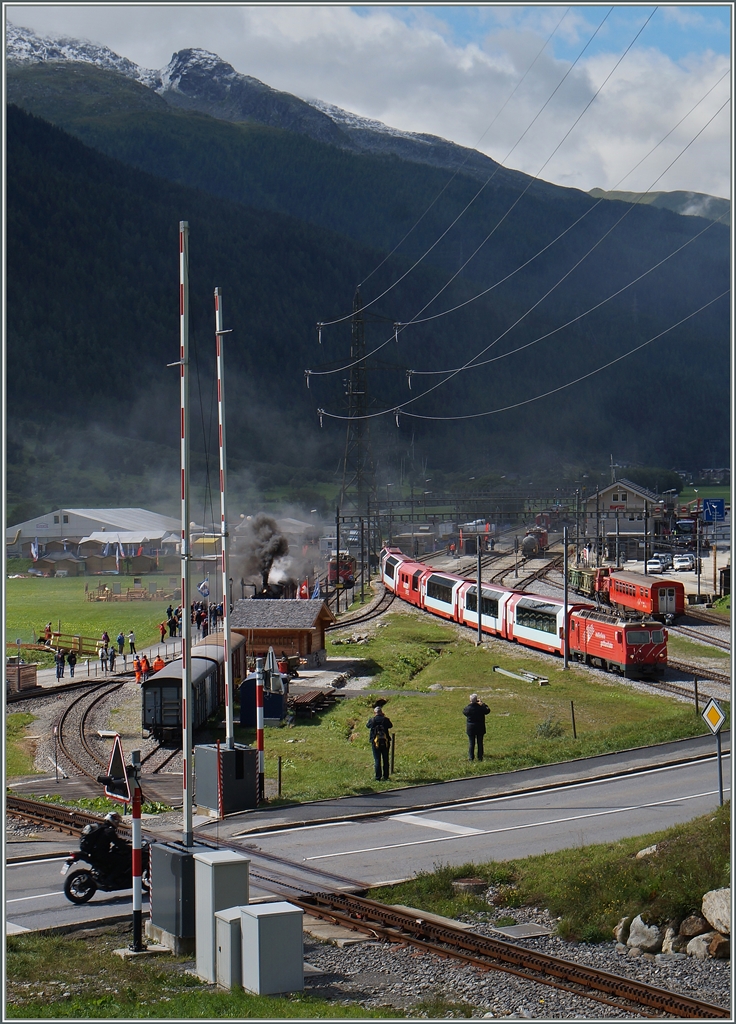 100 Jahe Brig - Gletsch:
Der Glacier Express gehört zwar nicht direkt in Jubiläumsprogramm, doch machte er die Strecke weltweit bekannt, und erfreut sich auch heute noch grossen Beliebt, auch wenn der GEX nicht mehr über die Strecke im Vordergrund via Gletsch, sondern den Weg über die wintersichere Strecke durch den Furkatunnel nimmt.
Oberwald, den 16. August 2016