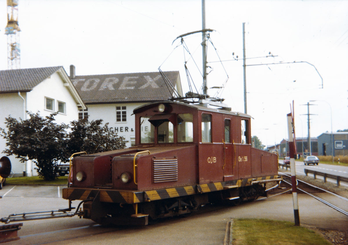 100 Jahre «Krokodil»
Im Jahr 1919 wurde die Ce 6/8 II 14253 «Krokodil» an die SBB ausgeliefert. Das heisst, das «Krokodil» ist seit 100 Jahren auf den Schweizer Schienen unterwegs.
Krokodile gelangten aber auch bei mehreren Privatbahnen zum Einsatz und befinden sich zum Teil noch heute in einem betriebstüchtigen Zustand.
Das von SIG/BBC gebaute ASm, RVO, OJB, LMB Krokodil Ge 4/4 56 hat die damalige Langenthal-Melchnau Bahn im Jahre 1917 für den Güterverkehr beschafft. 
Seit dem 22. Juni 2012 geniesst es seinen wohlverdienten Ruhestand im Eisenbahnmuseum Kerzers, BMK.
Am 20. Juni 1979 brachte die Ge 4/4 56 einen Rollschemelzug auf das ehemalige Anschlussgeleise der Firma Gugelmann in Langenthal.
Foto: Walter Ruetsch   