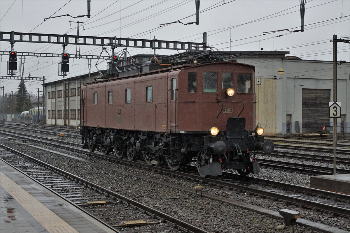 100 Jahre Be 4/7 12504.
Am 3. Februar 2021 brachte die Jubilarin, die im Jahre 1921 in Betrieb genommen wurde den Schul- und Erlebniszug von Olten nach Bern Aebimatt.
Die Be 4/7 12504 ist noch immer fit da sie  Mitglieder von SBB Historic während ihrer Freizeit hegen und pflegen.
Fotografiert wurde die Be 4/7 12504 bei der Rückfahrt nach Olten als Lokzug anlässlich der Bahnhofsdurchfahrt Burgdorf bei sehr schlechtem Wetter. 
Foto: Walter Ruetsch