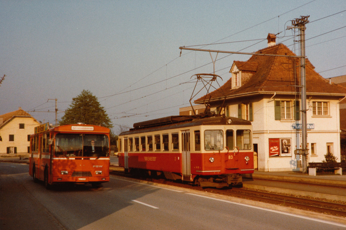100 JAHRE BIPPERLISI
Bahnlinie Solothurn-Niederbipp
1918 bis 2018

Am Samstag den 28. April 2018 feiert das BIPPERLISI in Niederbipp seinen 100. Geburtstag.

Während dieser Zeit wurde drei Mal neues Rollmaterial beschafft.

Im Jahre 1966 wurden die Be 4/4 81-84 in Betrieb genommen.
Be 4/4 83 im Bahnhof Flumenthal im May 1981.  
Damals bestand die BSU-Flotte noch aus Bussen der Marke FBW.
Das Bahnhofsgebäude wurde bei der Streckensanierung zurückgebaut.
Foto: Walter Ruetsch