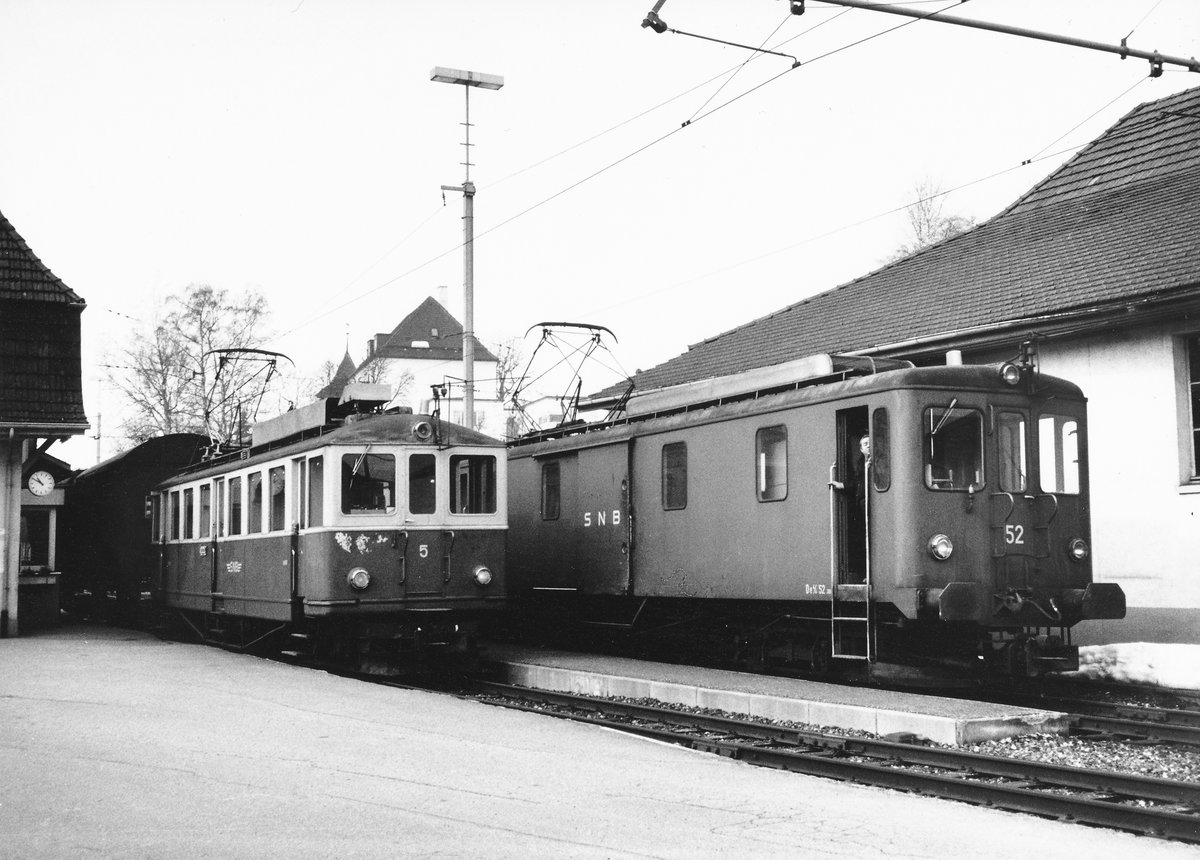 100 JAHRE BIPPERLISI
Bahnlinie Solothurn-Niederbipp
1918 bis 2018

Am Samstag den 28. April 2018 feiert das BIPPERLISI in Niederbipp seinen 100. Geburtstag.

GÜTERZÜGE
Güterzüge mit BDe 4/4 5 und De 4/4 52 in Wiedlisbach im Juli 1979.
Foto: Walter Ruetsch