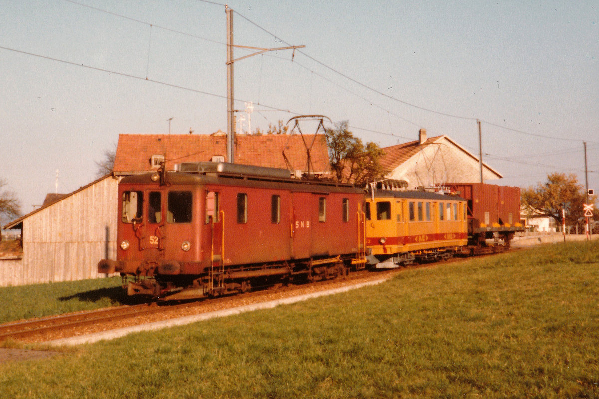 100 JAHRE BIPPERLISI
Bahnlinie Solothurn-Niederbipp
1918 bis 2018

Am Samstag den 28. April 2018 feiert das BIPPERLISI in Niederbipp seinen 100. Geburtstag.

SNB Vorspann für OJB Kehrichtzug

Nach einem Aufenthalt in der Werkstatt Langenthal leistete der  SNB De 4/4 52 auf der Rückfahrt in seine Heimat einem OJB Kehrichtzug mit dem De 4/4 53 ex 6 Vorspann bis Niederbipp. Die Aufnahme entstand an einem herrlichen Novembertag des Jahres 1981 bei Scharnageln.
Foto: Walter Ruetsch     

