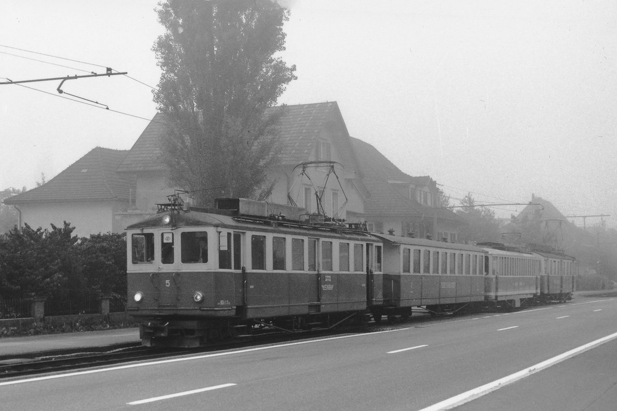 100 JAHRE BIPPERLISI
Bahnlinie Solothurn-Niederbipp
1918 bis 2018

Am Samstag den 28. April 2018 feiert das BIPPERLISI in Niederbipp seinen 100. Geburtstag.

Sonderzug Langenthal-Solothurn für die Firma MOTOREX

Am 24. September 1983 stand für die Firma MOTOREX ein Sonderzug bestehend aus BDe 4/4 5 + BRe 4/4 1 + Be4 20 + BDe 4/4 4  im Einsatz. Die einmalige Komposition wurde trotz nebligem Herbstwetter bei Feldbrunnen verewigt.
Foto: Walter Ruetsch

