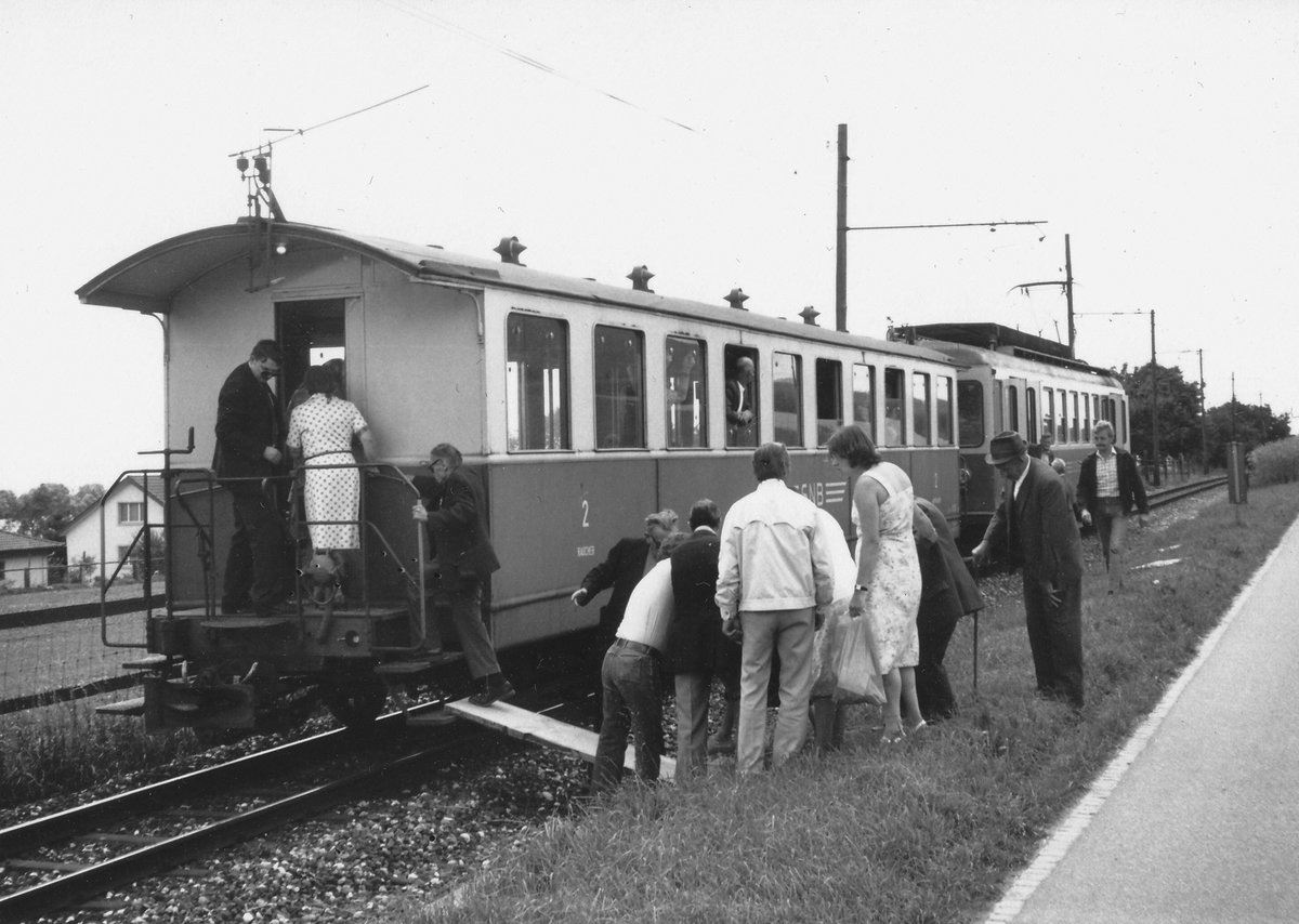 100 JAHRE BIPPERLISI
Bahnlinie Solothurn-Niederbipp
1918 bis 2018

Am Samstag den 28. April 2018 feiert das BIPPERLISI in Niederbipp seinen 100. Geburtstag.

Niederflureinstieg dank Holzbrettern

Während vielen Jahren besuchten die Patienten des Pflegeheims Wiedlisbach die Vorstellung des Zirkus Knie vom  Samstagnachmittag mit einem Sonderzug der SNB, bestehend aus dem Be 4/4 7 und dem B4 20. Bestiegen wurde dieser Zug im freien Feld bei Wiedlisbach. Dabei wurde der Niederflureinstieg mit Holzbrettern improvisiert. Diese seltene Aufnahme ist am 21. Juni 1980 entstanden.
Foto: Walter Ruetsch

