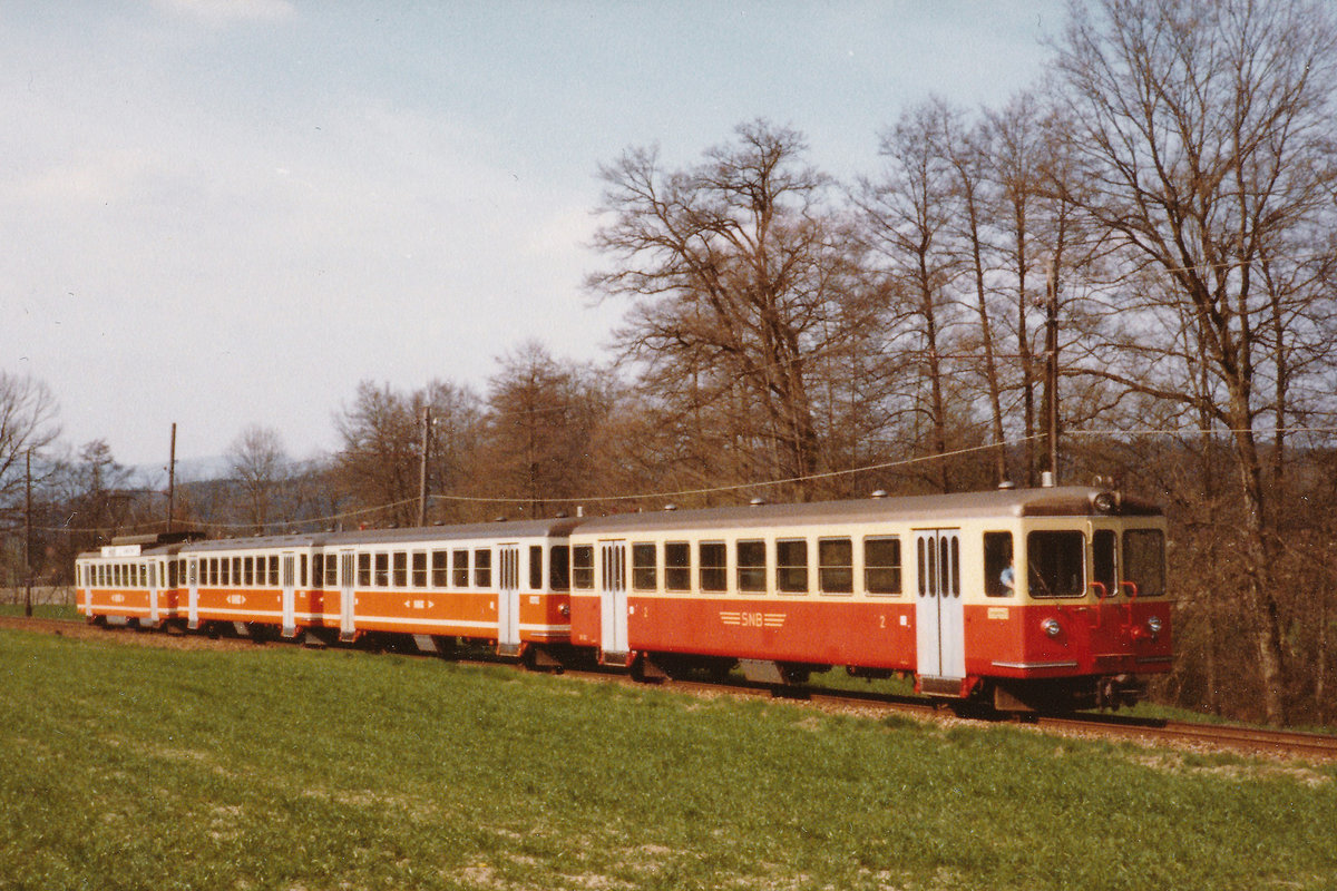 100 JAHRE BIPPERLISI
Bahnlinie Solothurn-Niederbipp
1918 bis 2018

Nur noch EINMAL SCHLAFEN bis zum Beginn von BIPPERLISIS GEBURTSTAGSPARTY vom 28. April 2018.

Zuerst aber noch ein letzter kleiner Schritt in seine Vergangenheit.

Von den 5 Steuerwagen Bt 101 - 105 hatte der SNB Bt 102 den roten Anstrich noch lange Zeit behalten. Im Mai 1982 konnte die 102 auf der Melchnauerlinie an der Spitze eines sehr seltenen Vierwagenzuges fotografiert werden.
Foto: Walter Ruetsch 
