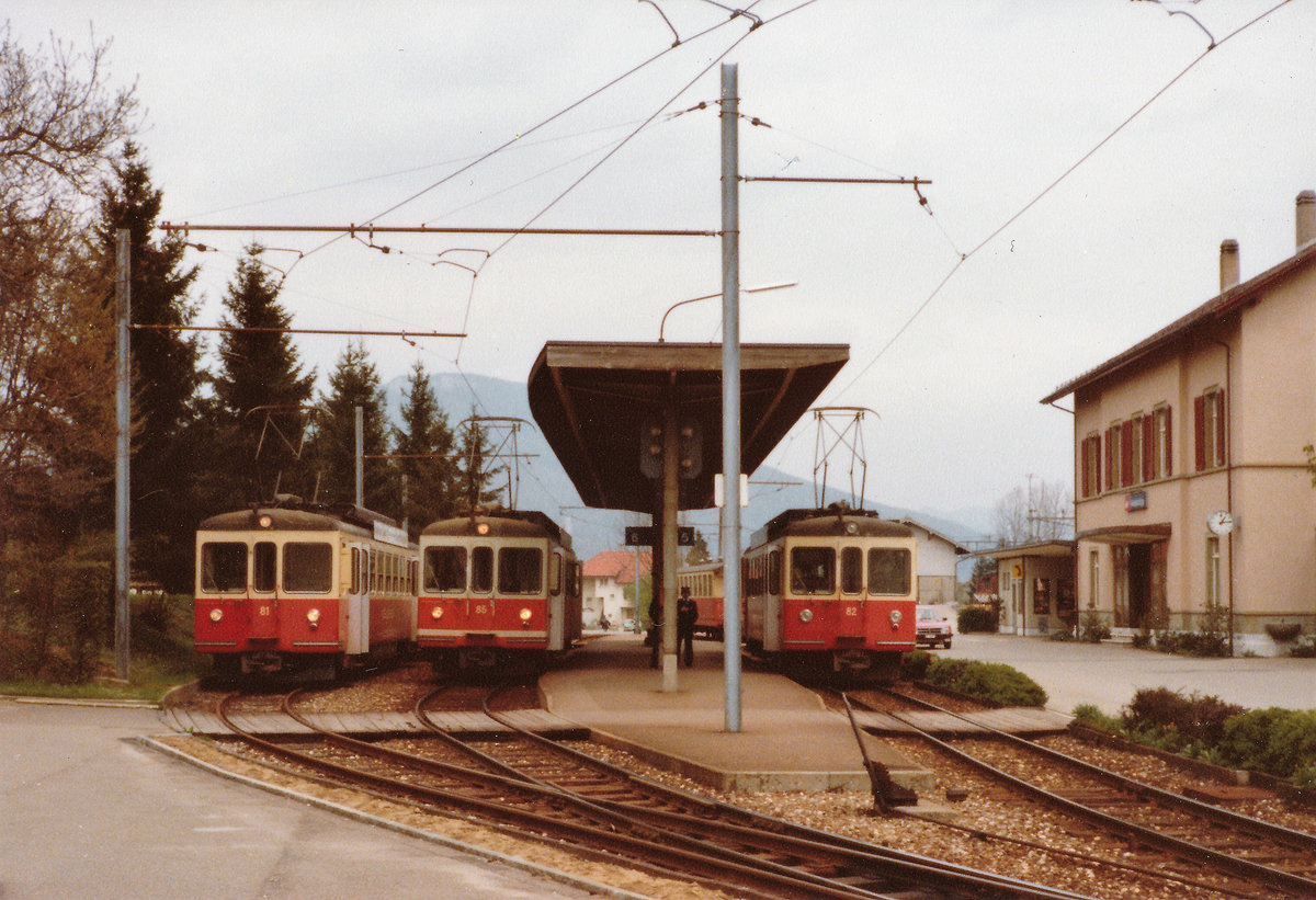 100 JAHRE BIPPERLISI
Bahnlinie Solothurn-Niederbipp
1918 bis 2018

Nur noch EINMAL SCHLAFEN bis zum Beginn von BIPPERLISIS GEBURTSTAGSPARTY vom 28. April 2018.

Zuerst aber noch ein letzter kleiner Schritt in seine Vergangenheit.
Grosser Bahnhof Niederbipp im April 1981 mit den Be 4/4 81, Be 4/4 85 und Be 4/4 82.

Mit der Eröffnung der Streckenverlängerung nach Oensingen wurden diese 
Anlagen zurückgebaut.
Foto: Walter Ruetsch

