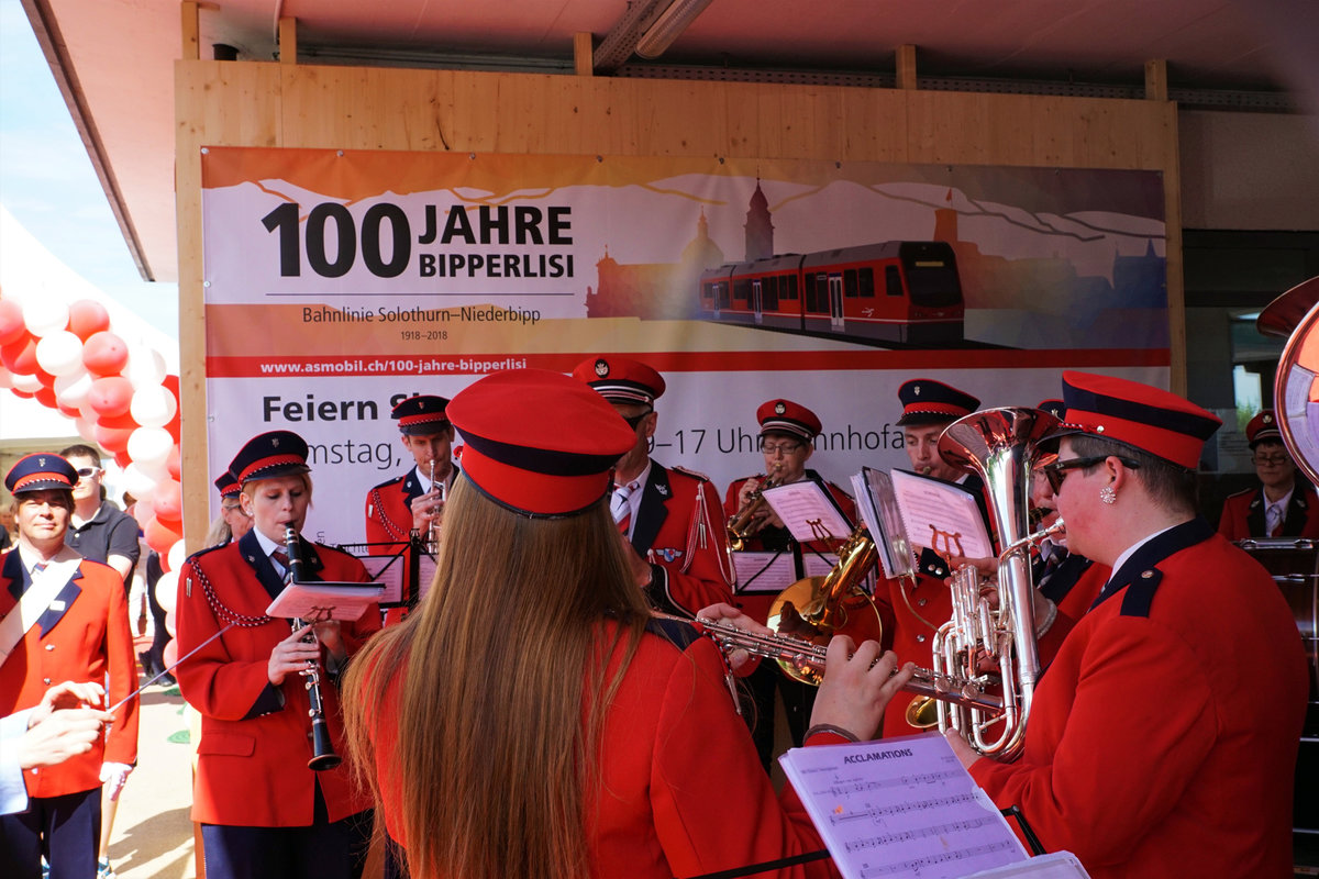 100 JAHRE BIPPERLISI
Bahnlinie Solothurn-Niederbipp
1918 bis 2018

Mit einem grossen Publikumsaufmarsch sowie vielen Attraktionen feierte das Bipperlisi am 28. April 2018 bei einer super Stimmung und herrlichem Wetter seinen 100. Geburtstag.

Flotter Geburtstagsmarsch vorgetragen durch die Musikgesellschaft Niederbipp.
Foto: Walter Ruetsch 