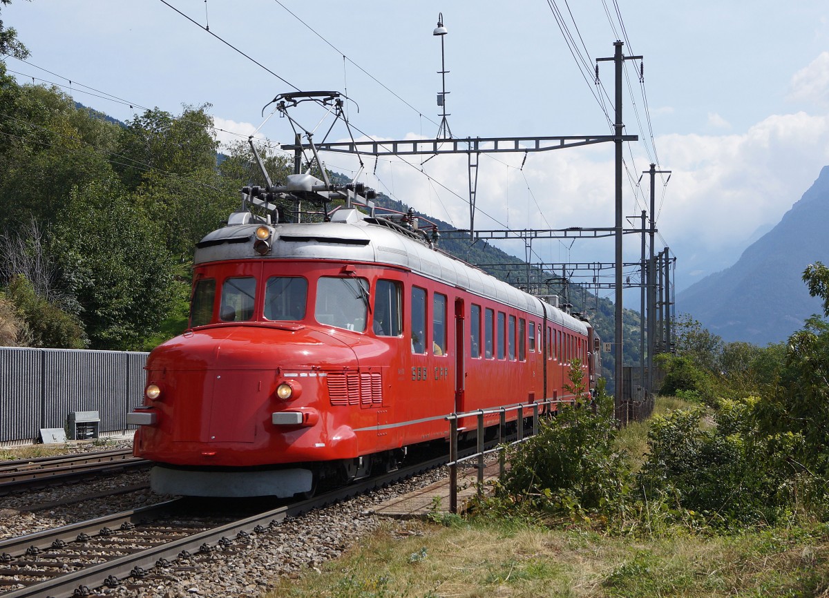 100 Jahre BLS: Auch der SBB RAe 4/8 1021 (1939) war an diesem besondern BLS-Tag auf der Ltschberg-Sdrampe zu sehen. Das rein zufllig entstandene Bild ist am 7. September 2013 bei Ausserberg entstanden.
Foto: Walter Ruetsch 