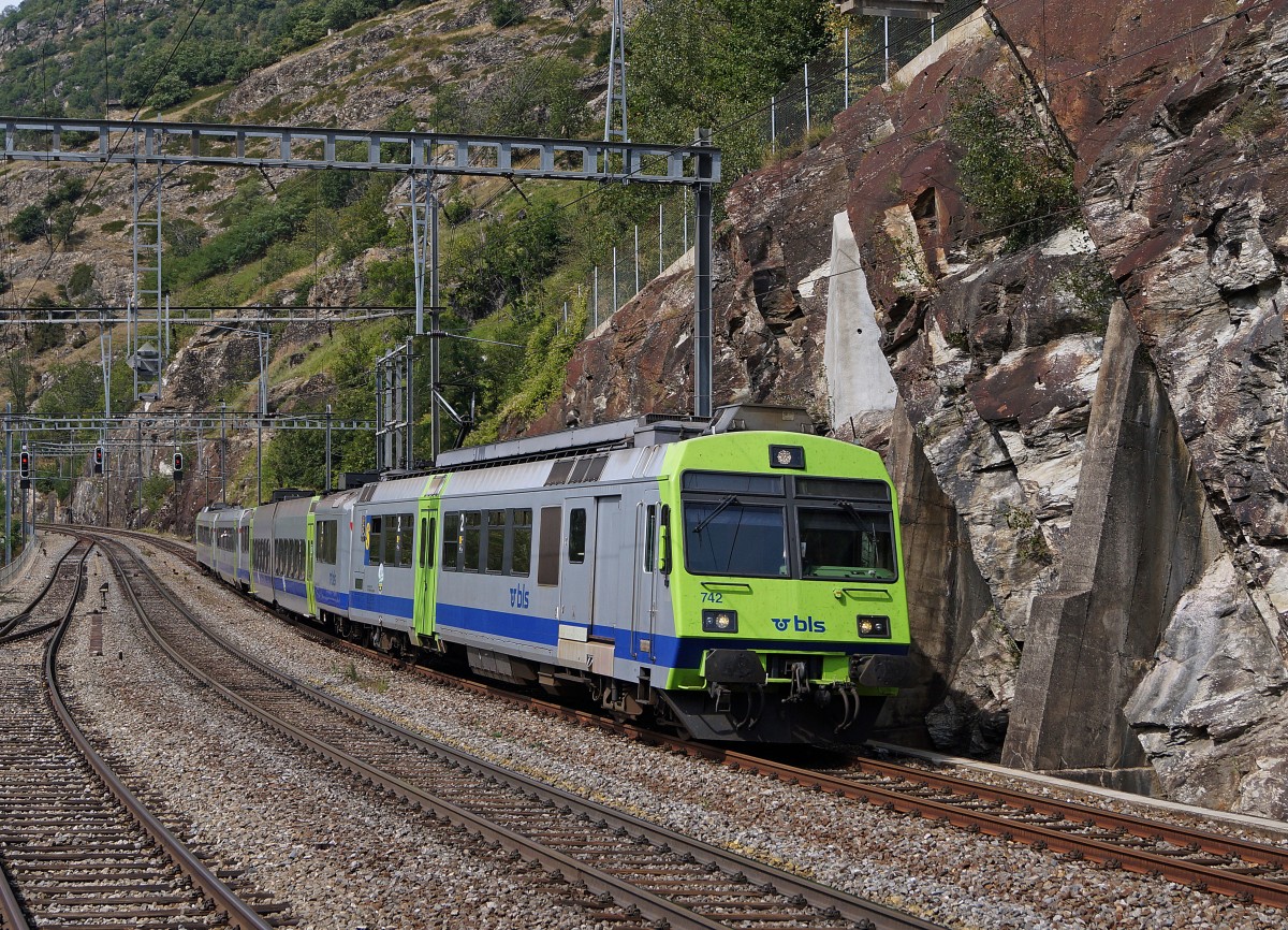 100 Jahre BLS: Auf der Ltschberg-Sdrampe eher selten anzutreffen ist der RBDe 565 742 (letzte Nummer der Serie 721 - 742). Die Aufnahme ist am 7. September 2013 bei Lalden entstanden.
Foto: Walter Ruetsch 