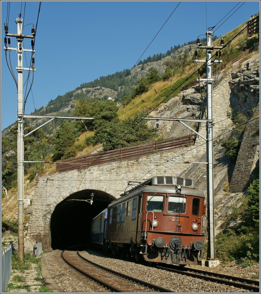 100 Jahre BLS: die BLS Ae 4/4 251 verlsst mir ihrem Pendelzug Goppenstein - Brig den Schluchi-Tunnel. 
7. Sept. 2013