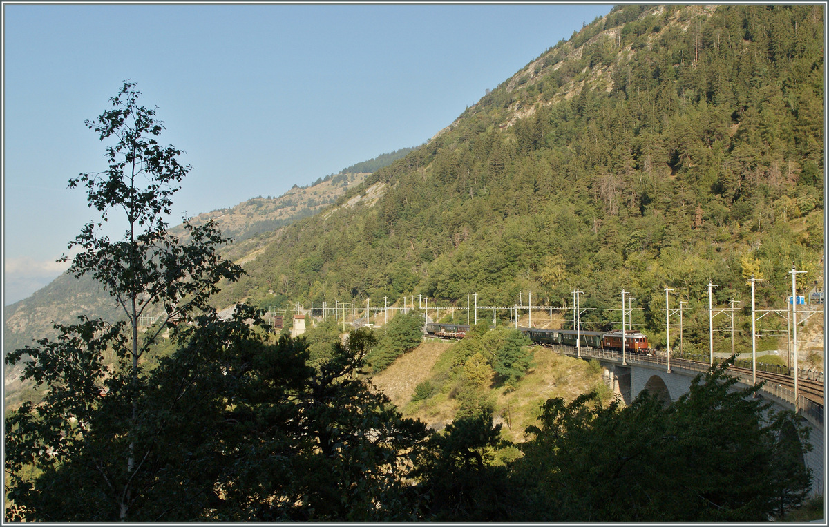 100 Jahre BLS: Die Ae 6/8 205 hat mit ihrem  Swiss-Classic  den Bahnhof Hohtenn verlassen und wird in Krze ber den Luegelkinn Viadukt fahren.
7. Sept. 2013